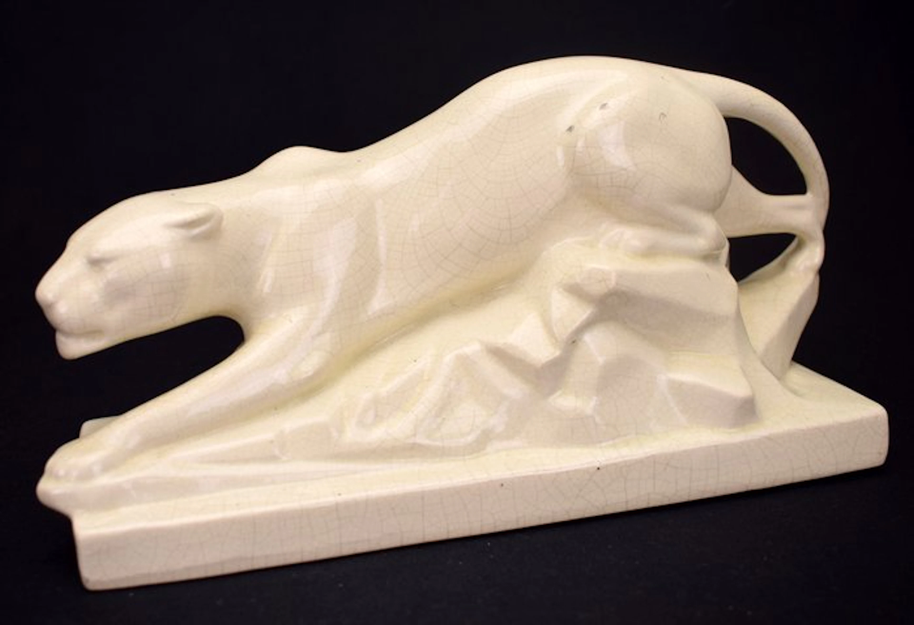 E. SIEGL - Sculpture, "Sluipende leeuwin" - lengte 29 cm - 14 cm - Ceramic