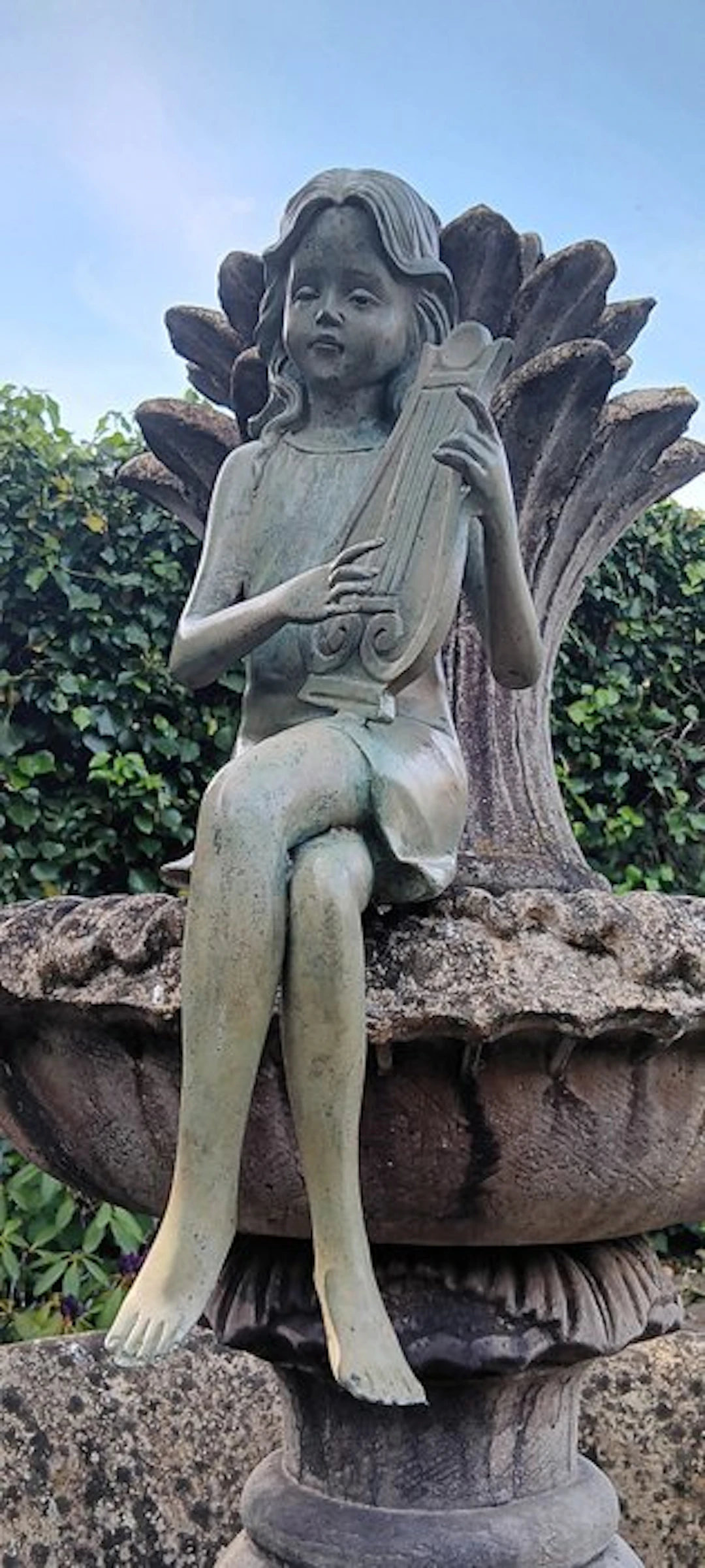 Sculpture, zittende fairy met harp - 50 cm - Patinated bronze