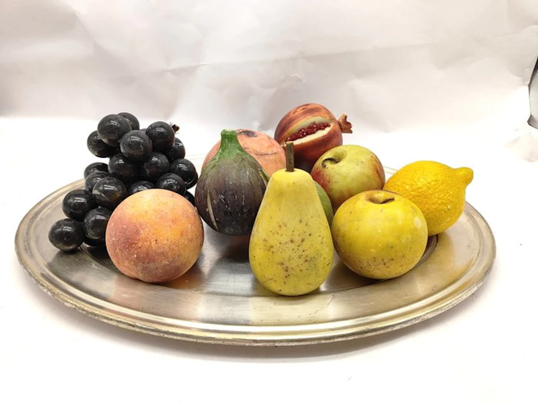 Figure - Lot of ten marble fruit pieces and a Broggi tray (weighing 7.8 kg)