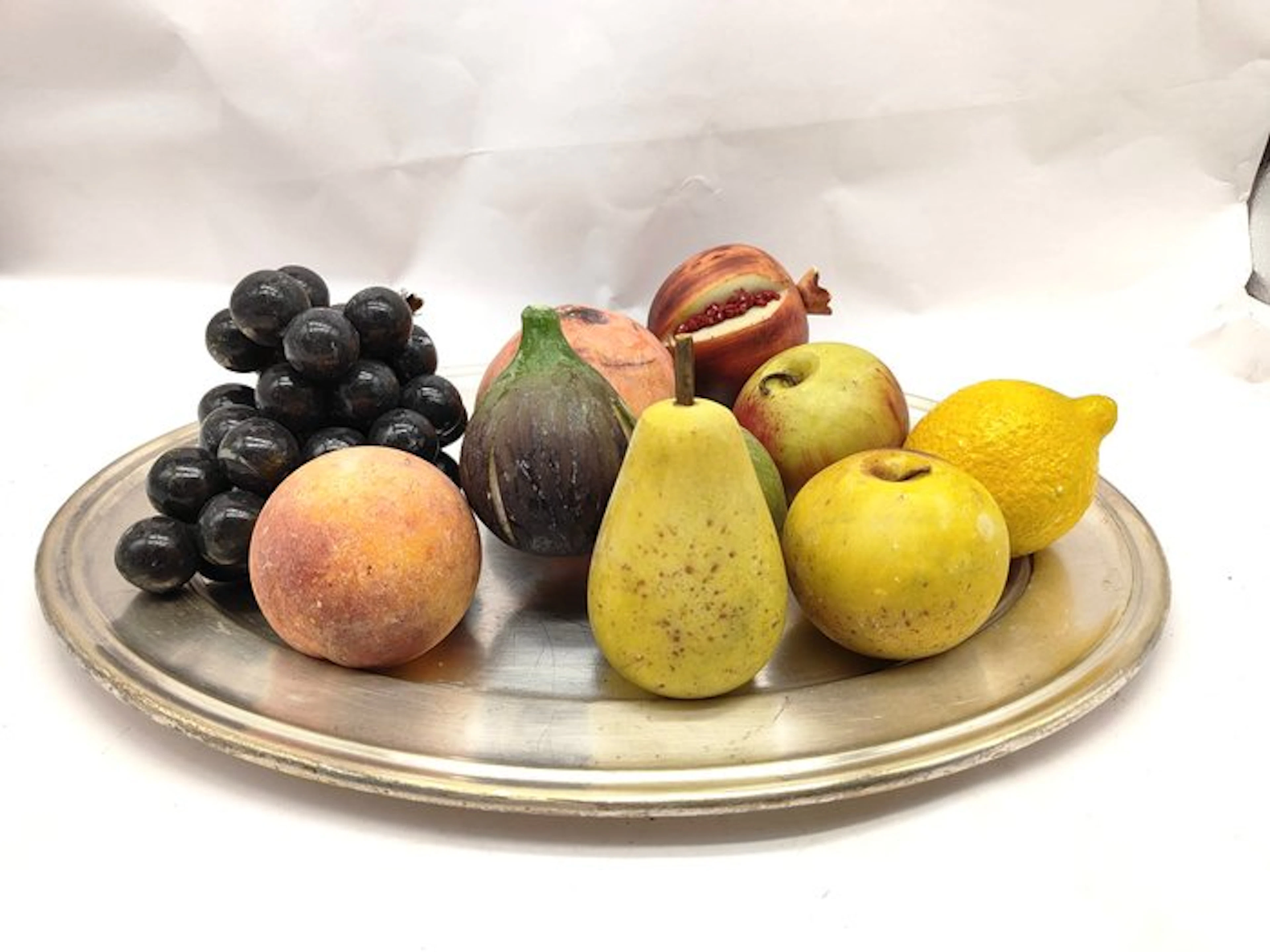 Figure - Lot of ten marble fruit pieces and a Broggi tray (weighing 7.8 kg)