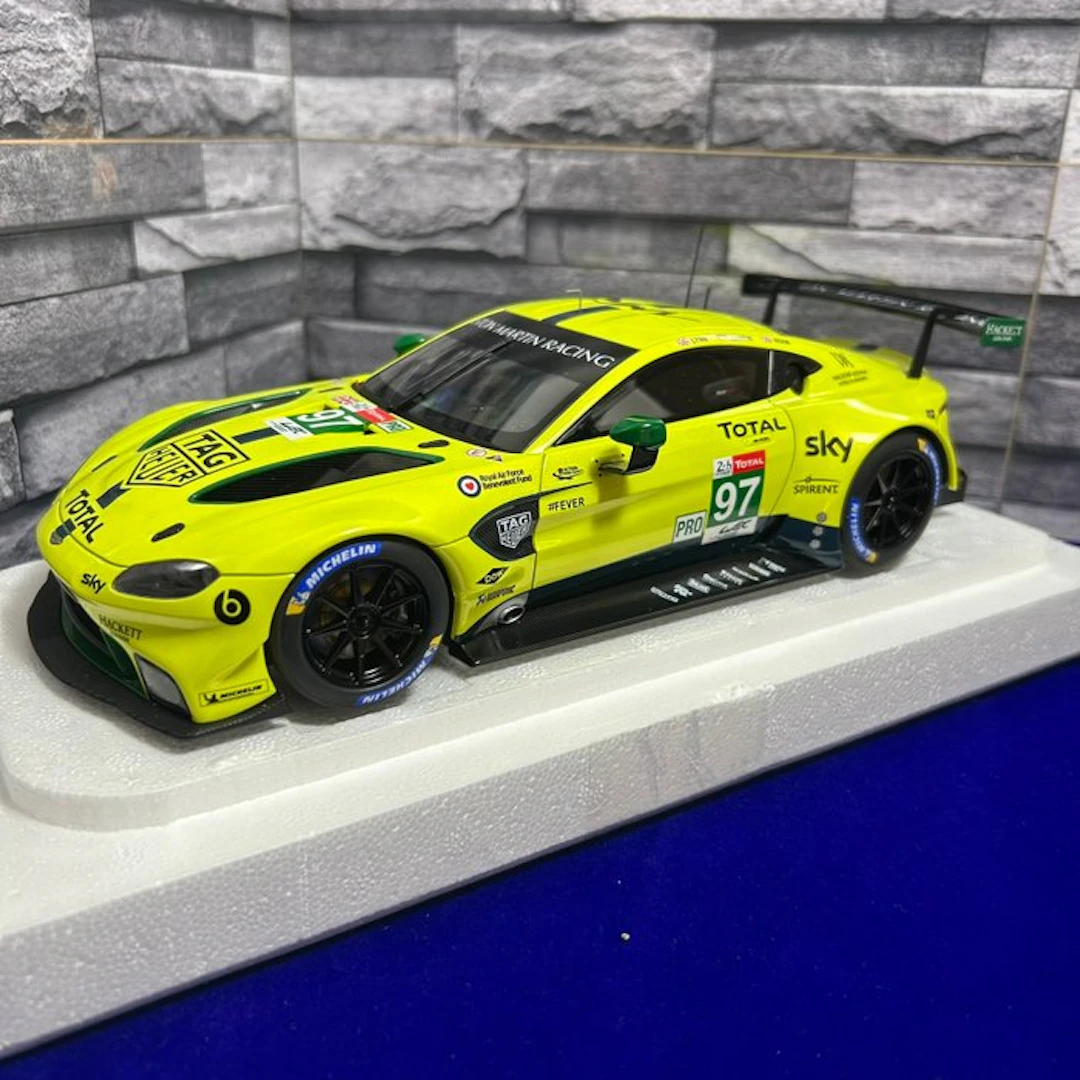 Autoart 1:18 - Model race car - Autoart 1:18 Aston Martin...