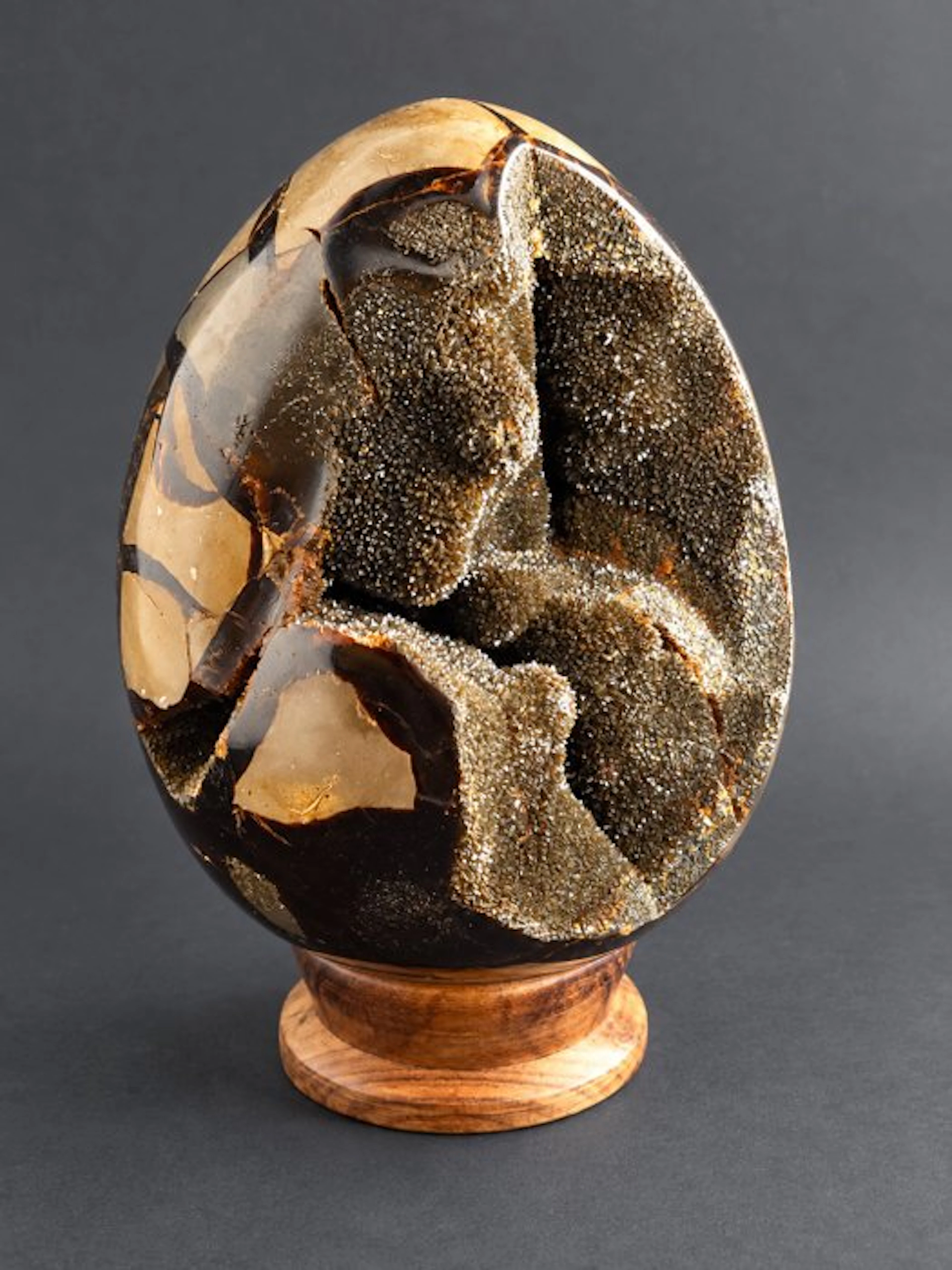 septarian Egg - Height: 14.5 cm- 1.92 kg