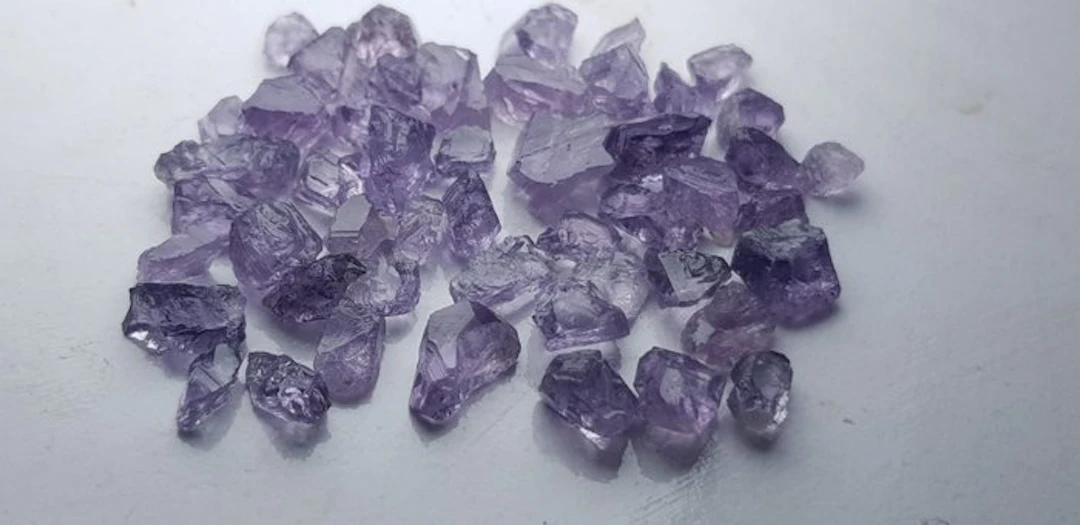 Facet grade purple spinal Rough- 27 g