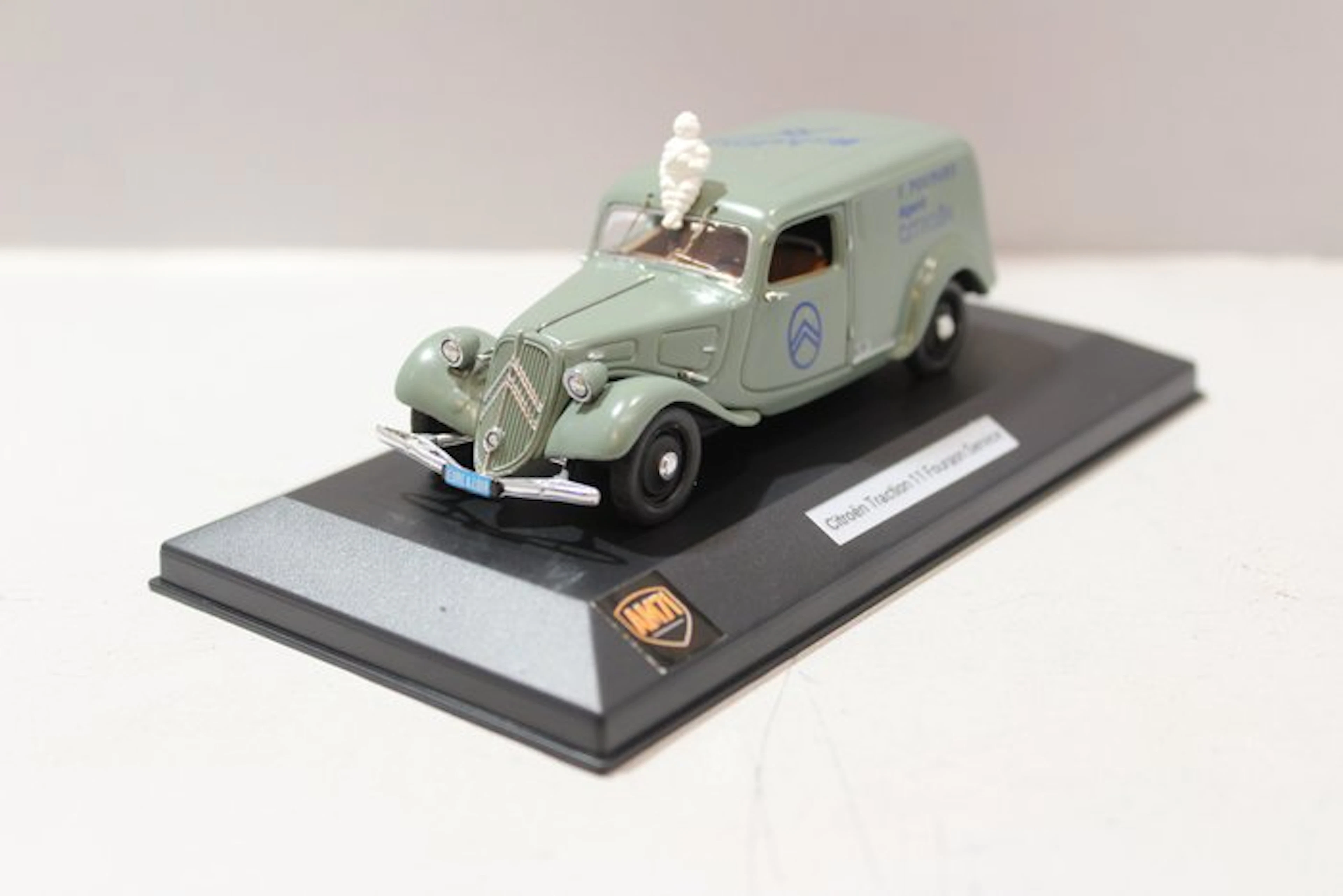 AM.71 1:43 - Model car - Citroën Traction 11 Fourgonnette Michelin 1/43