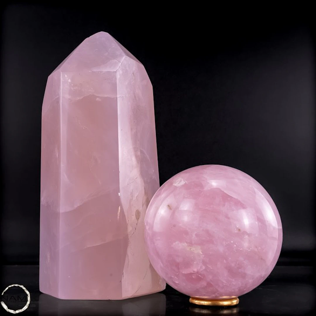 Delicate rose quartz set – a harmonious combination of a tower and a sphere