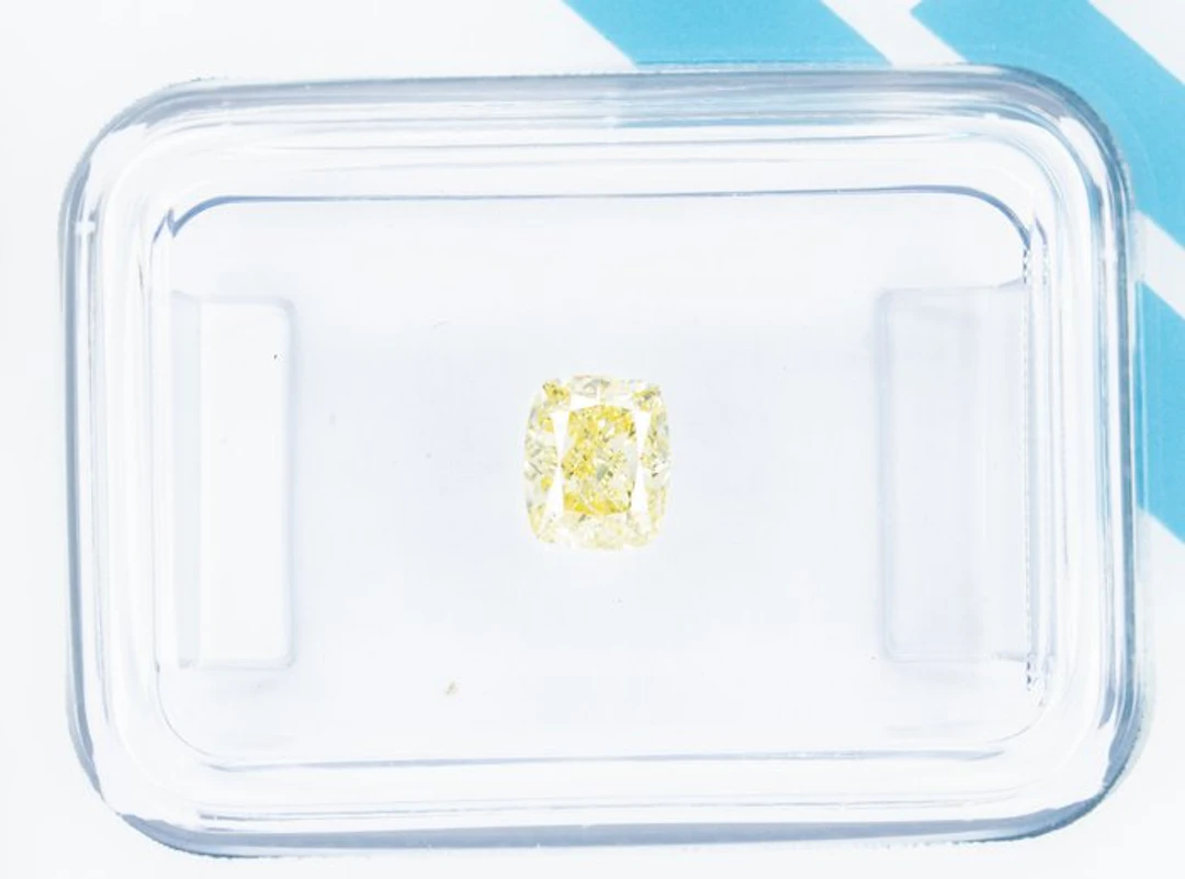 No reserve price - 1 pcs Diamond (Natural coloured)...