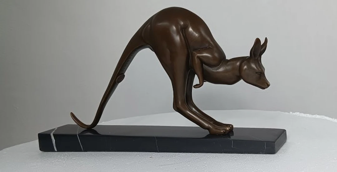 Sculpture, Brons kangoeroe in spinghouding. - 16 cm - bronze marble - 2025
