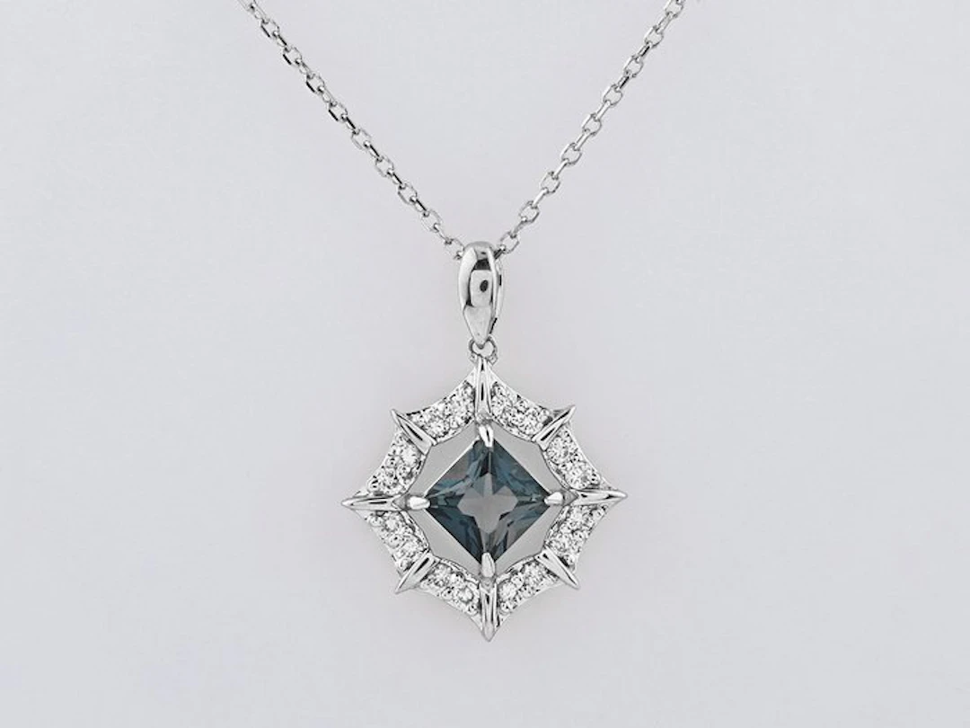 Necklace with pendant - 14 kt. White gold - 0.89ct. tw. Topaz - Diamond