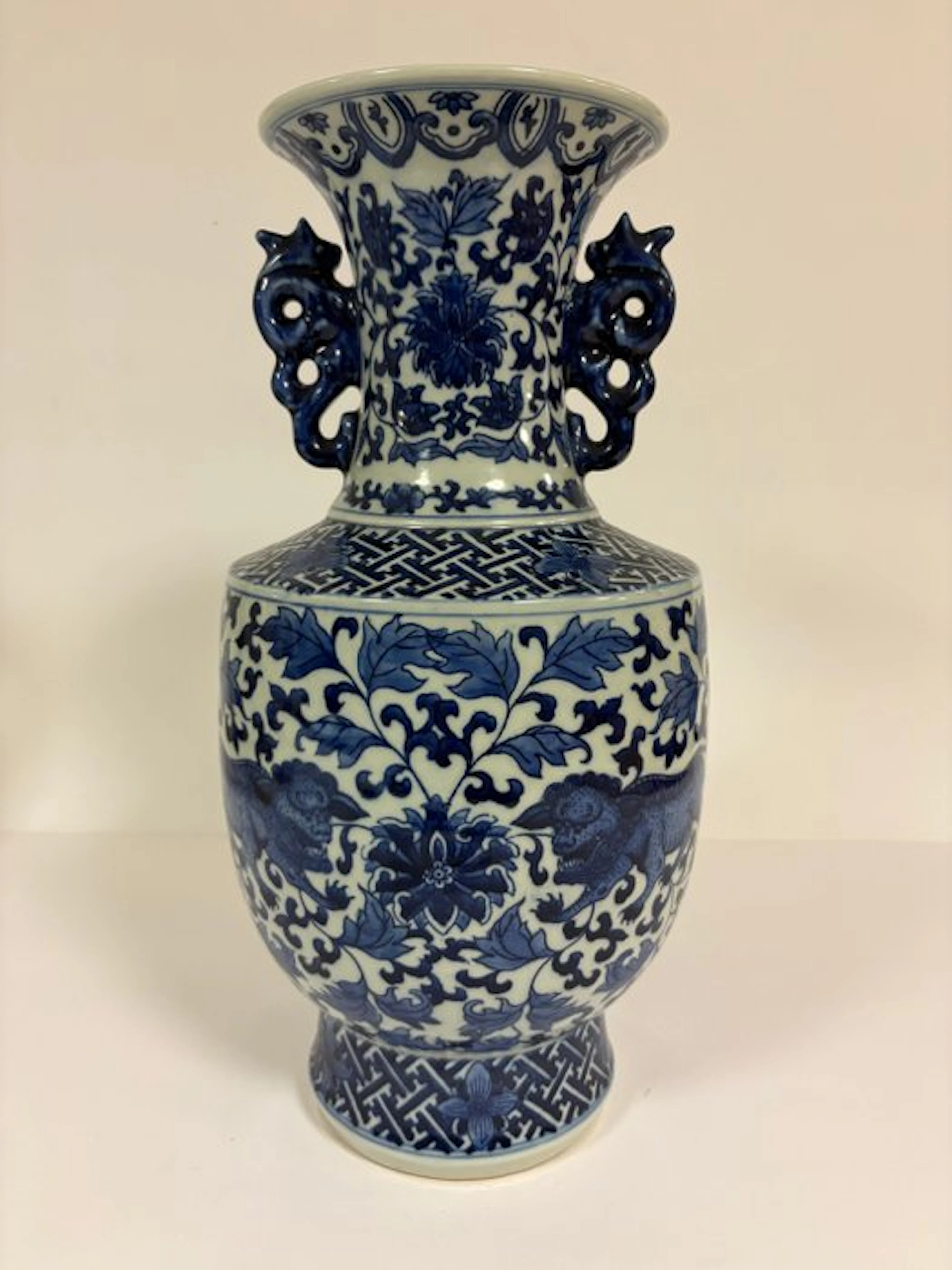 Vase - Porcelain - China - White and blue vase with Leo (No reserve price)
