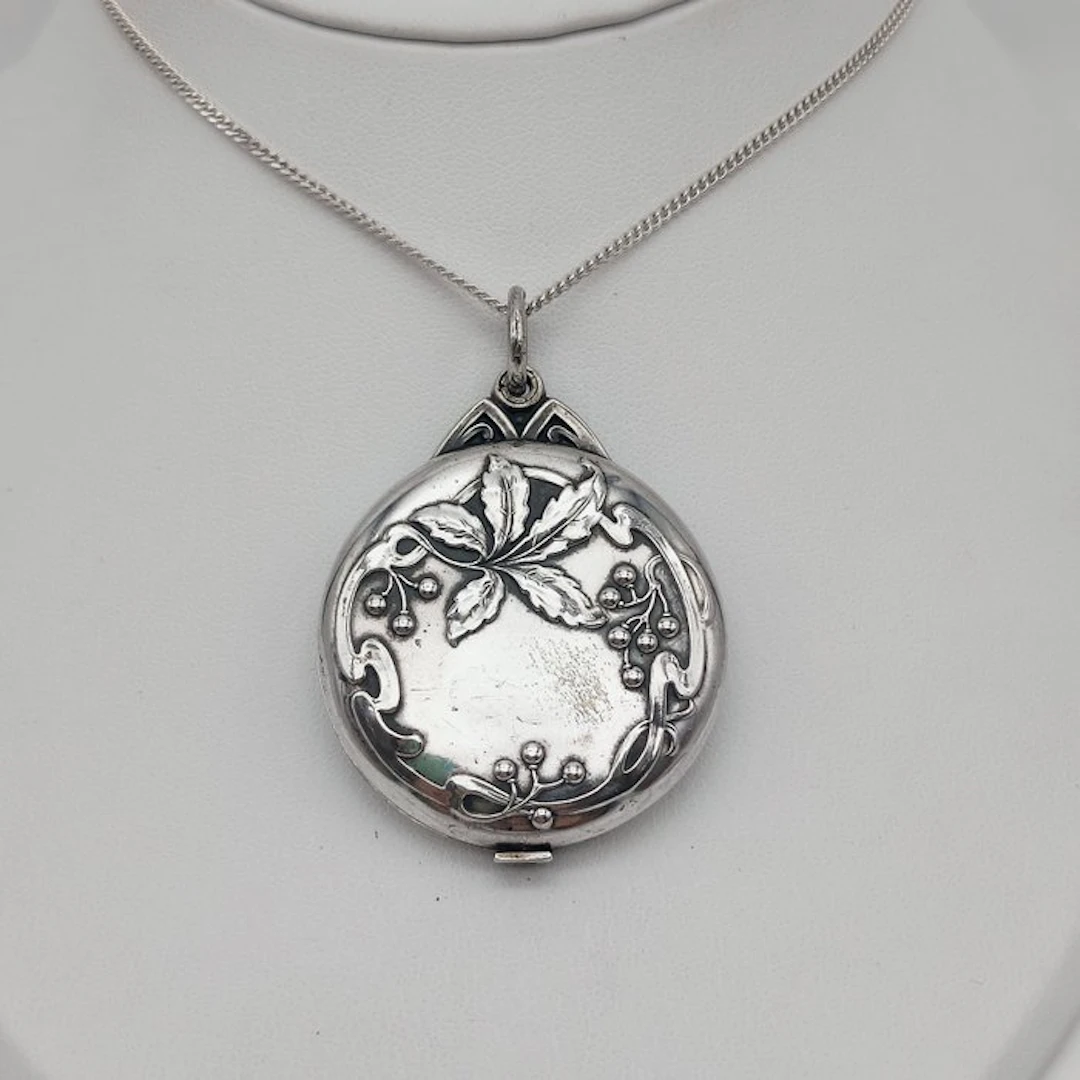 No reserve price - Necklace with pendant Silver - Art Nouveau Slide locket