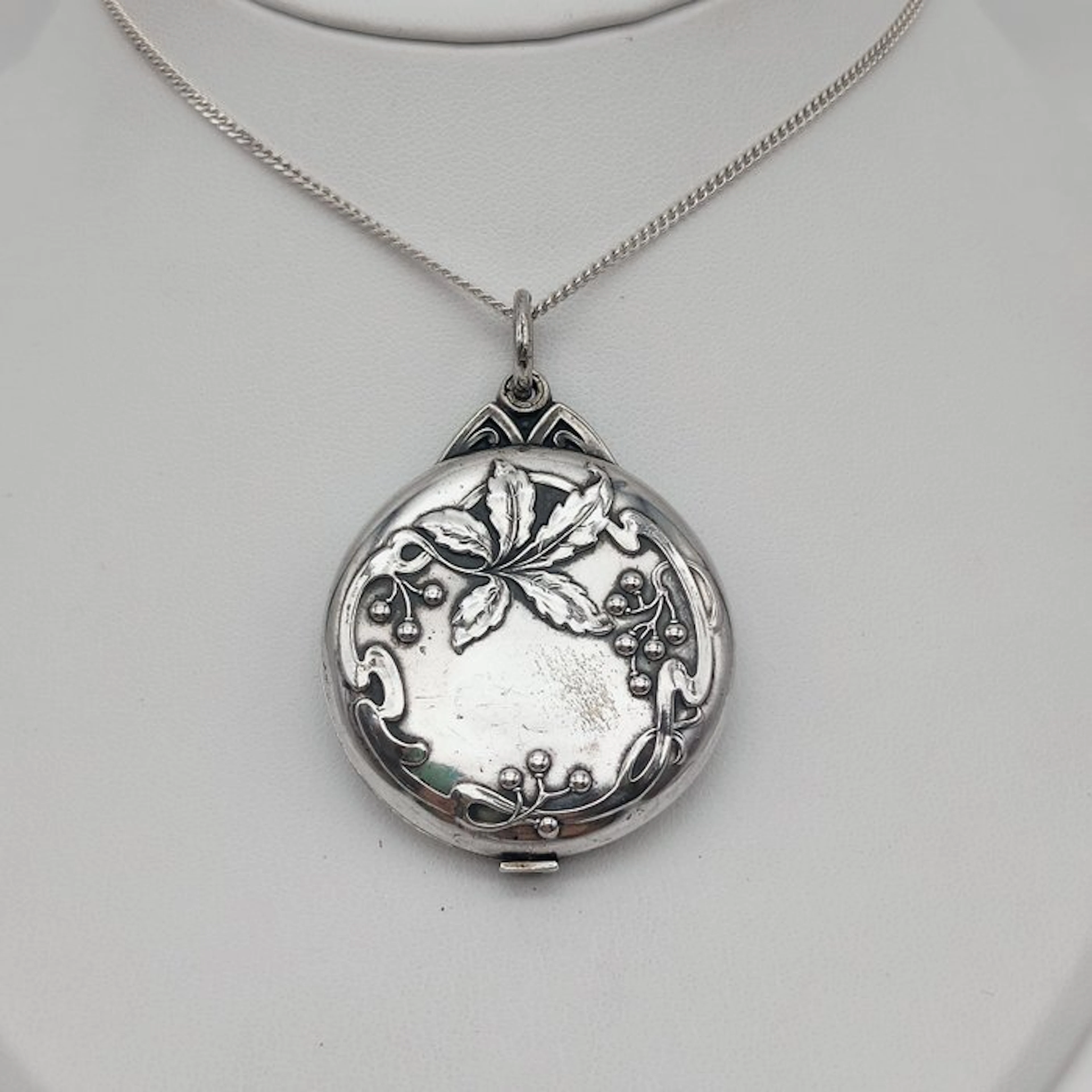 No reserve price - Necklace with pendant Silver - Art Nouveau Slide locket