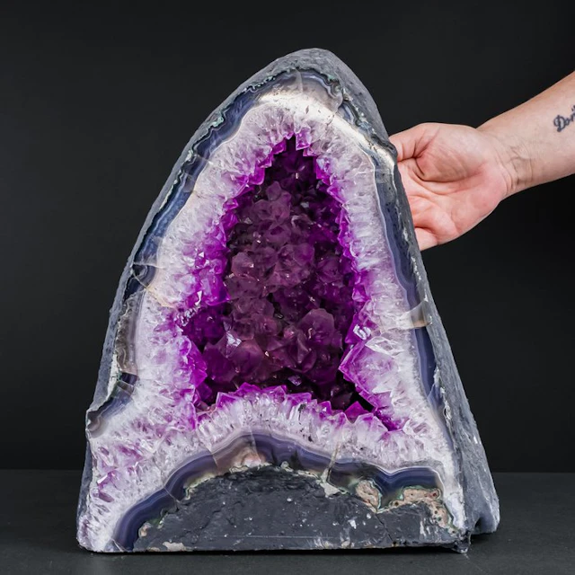 Impressive amethyst druzy – majestic beauty and natural...