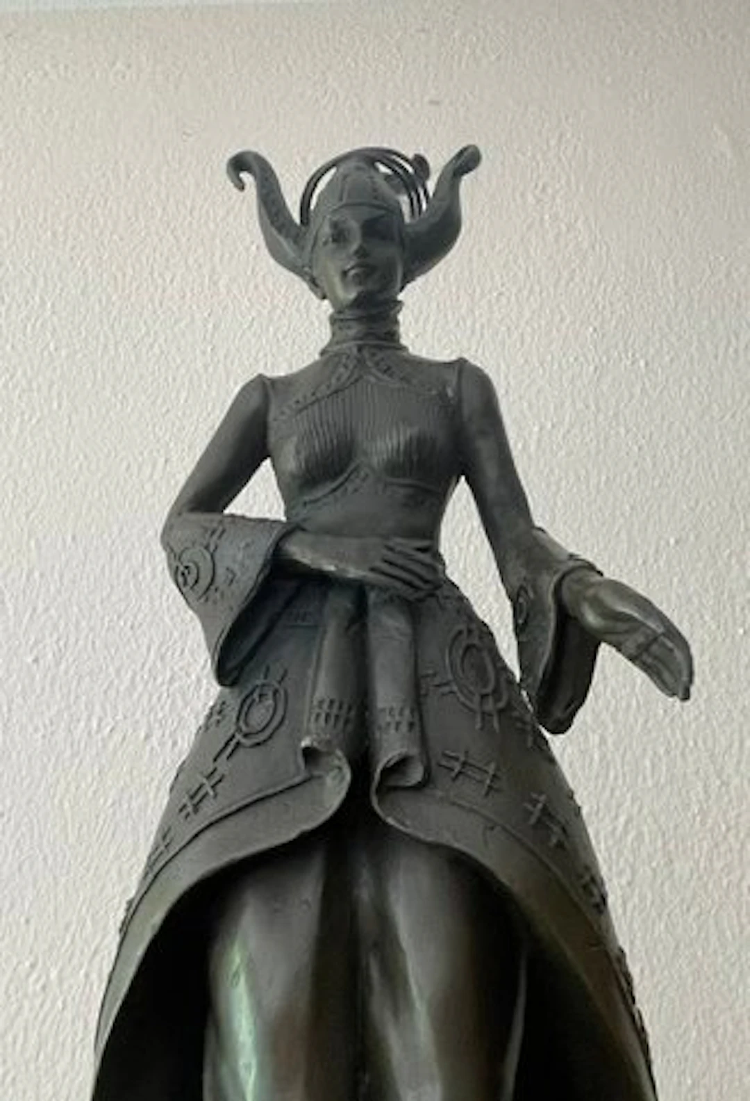 Sculpture, Priesterin - 55 cm - Patinated bronze