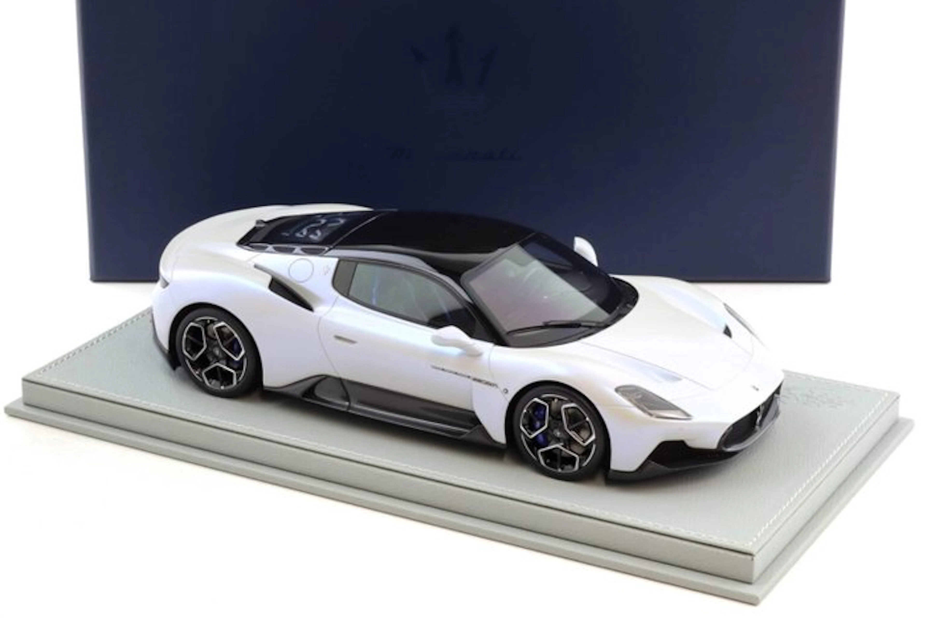 BBR 1:18 - Model car - Maserati MC20 - Bold White