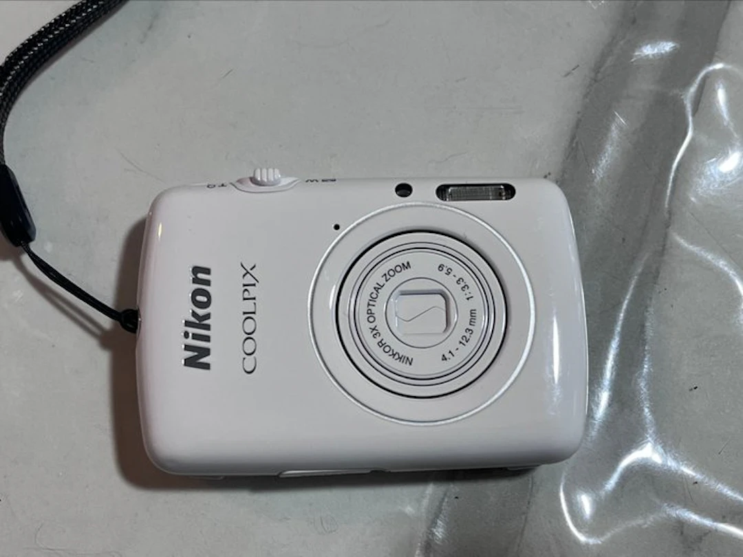 Nikon COOLPIX S01 - White - Digital camera