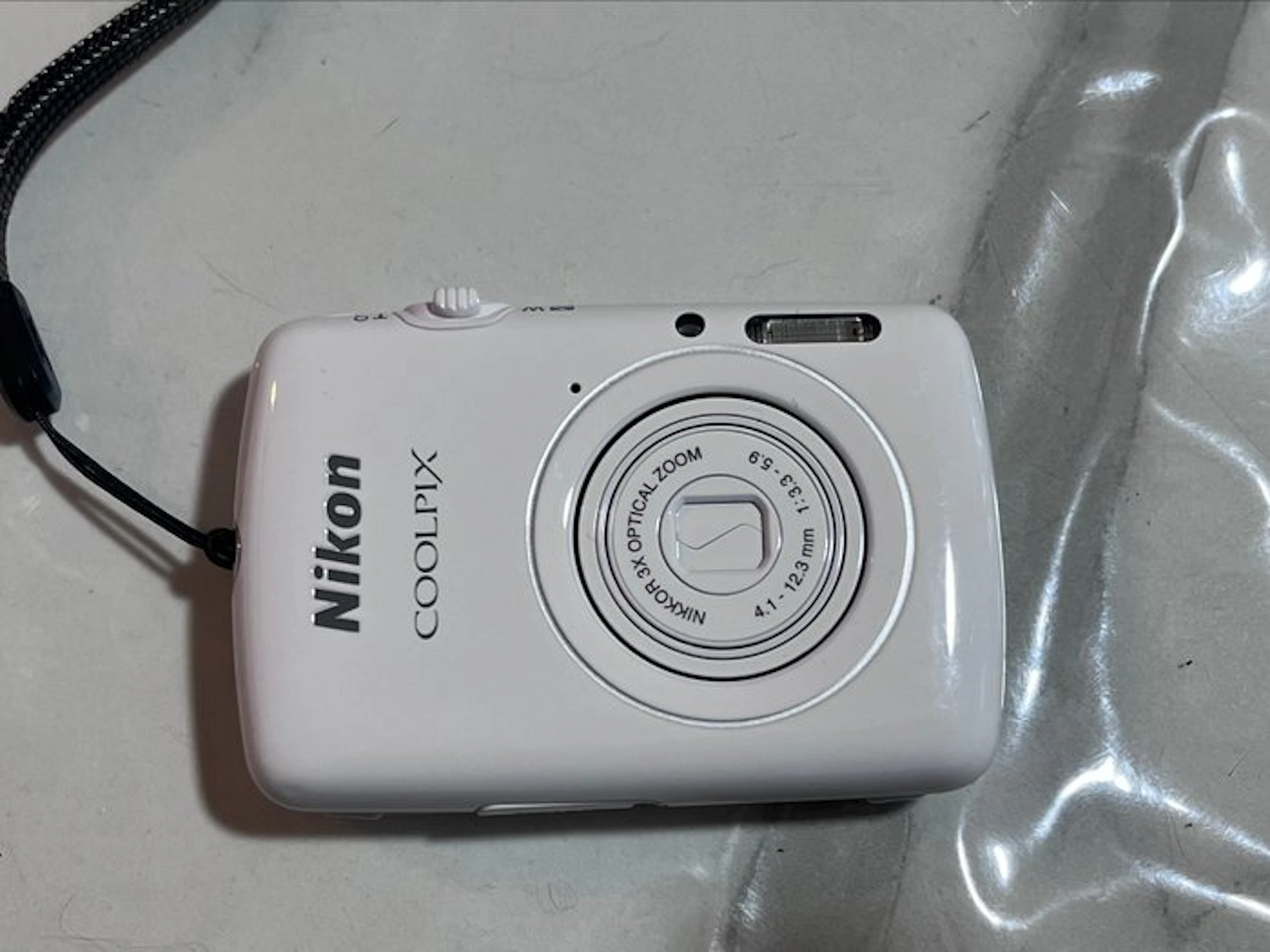 Nikon COOLPIX S01 - White - Digital camera