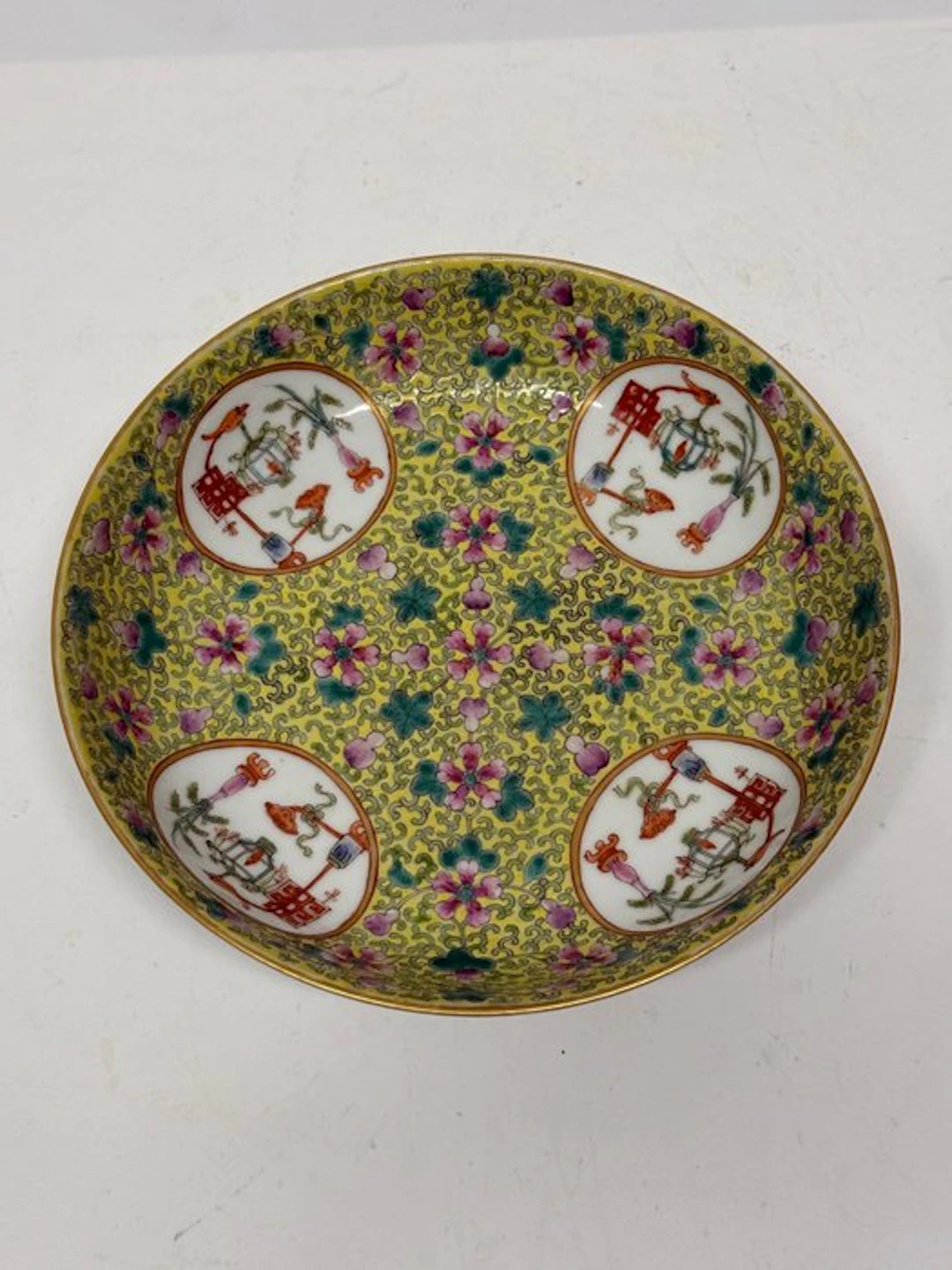 Yellow-ground Famille Rose porcelain plate - Brand "Da...