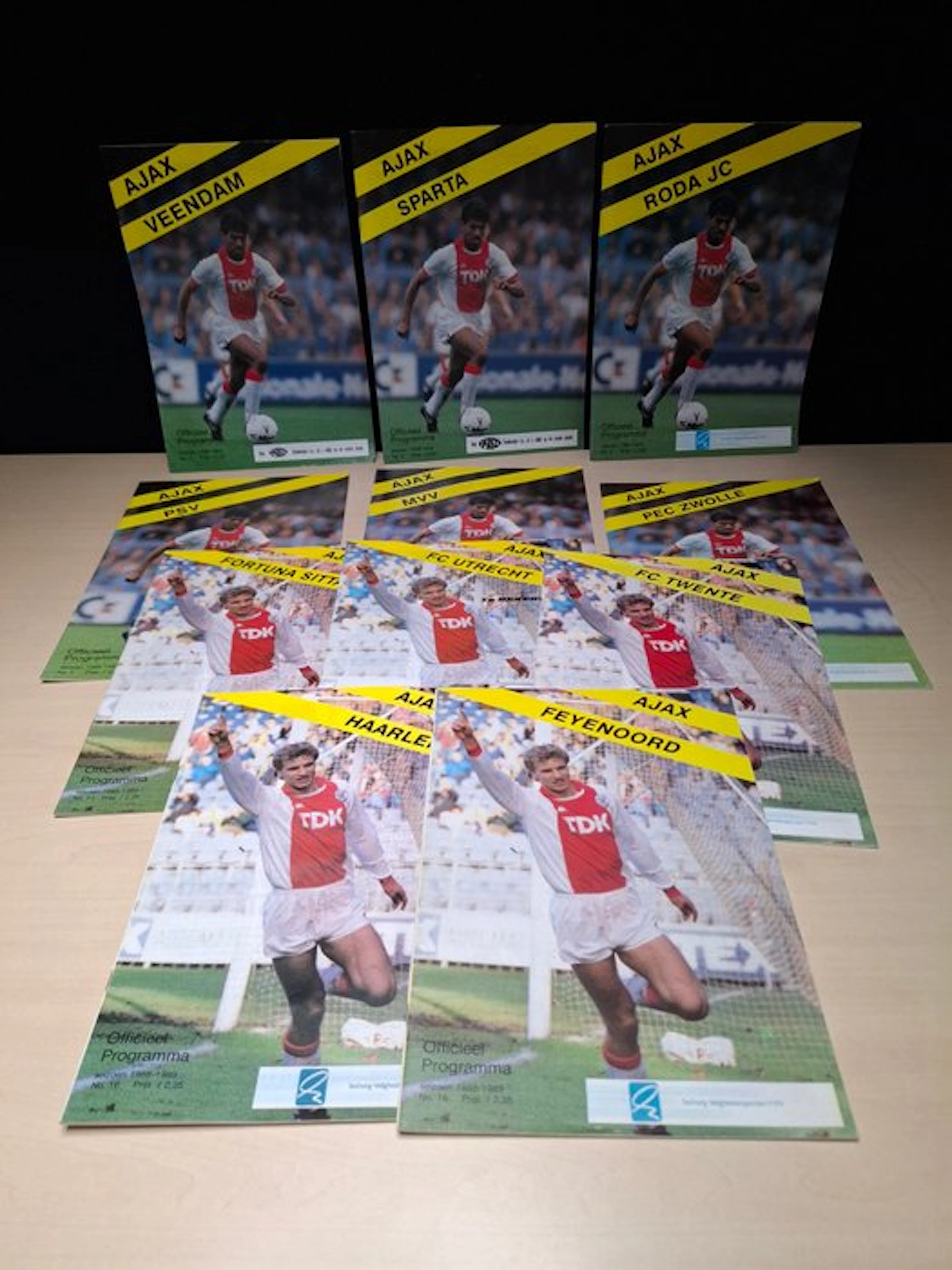 Verzameling van 11 verschillende officiële...