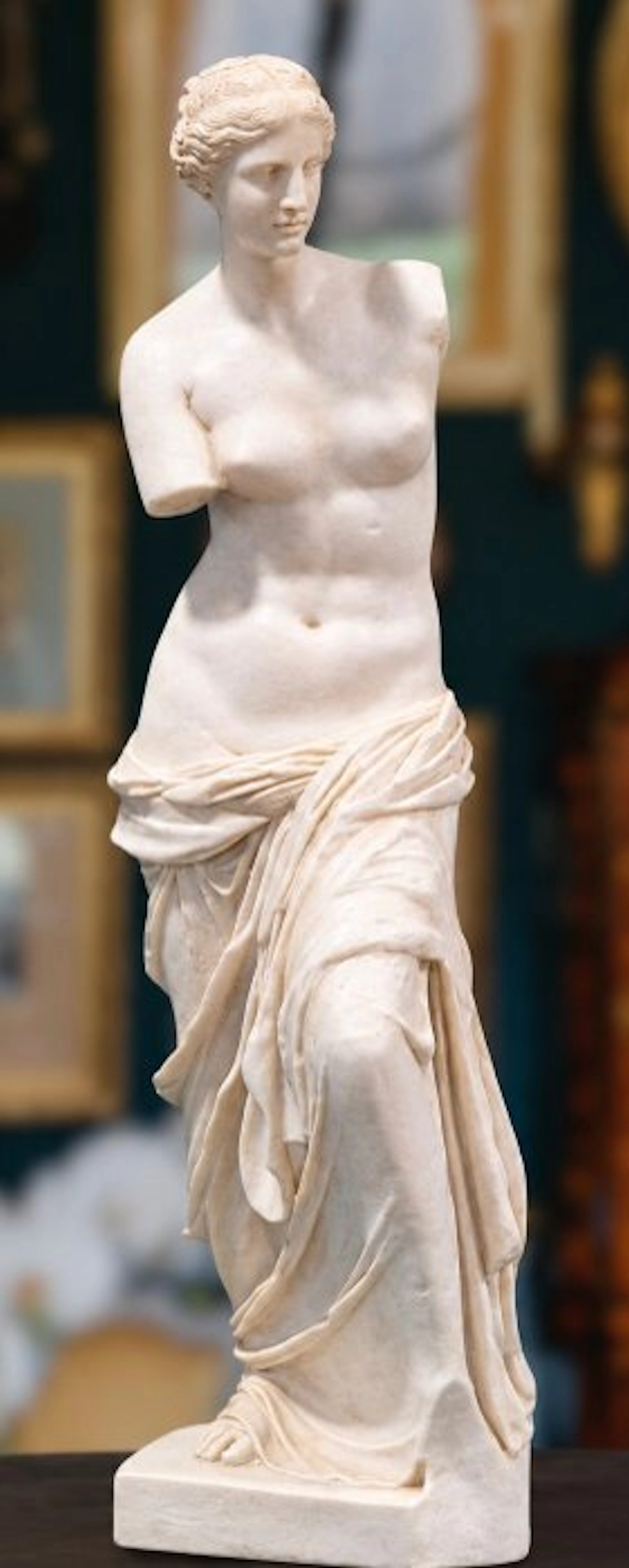 Hand-sculpted marble Venus Statue - 47 cm