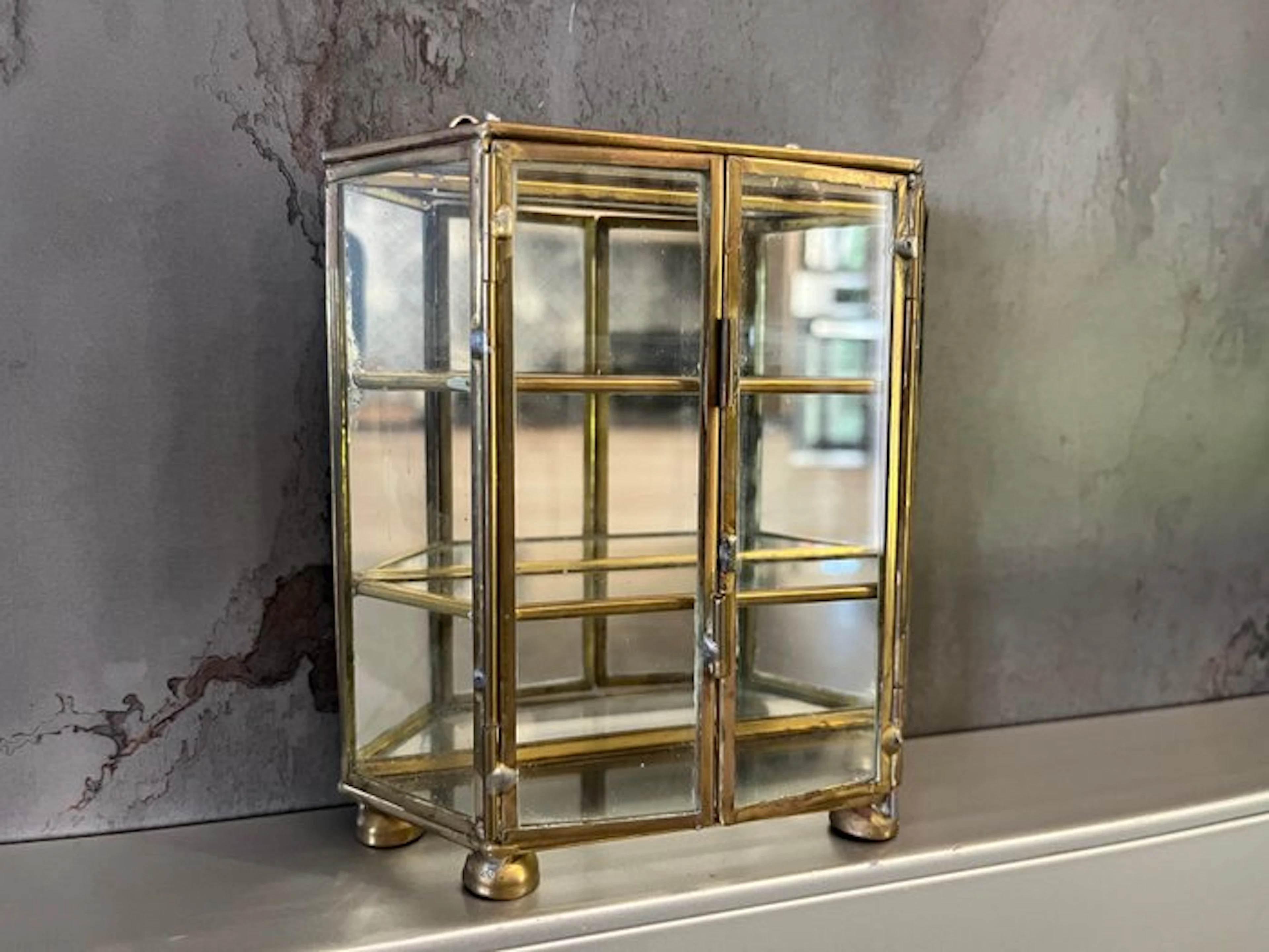 Display cabinet - Glass and brass