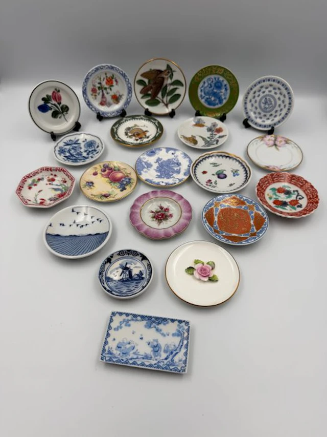 Themed collection - Collection de 20 assiettes miniatures...