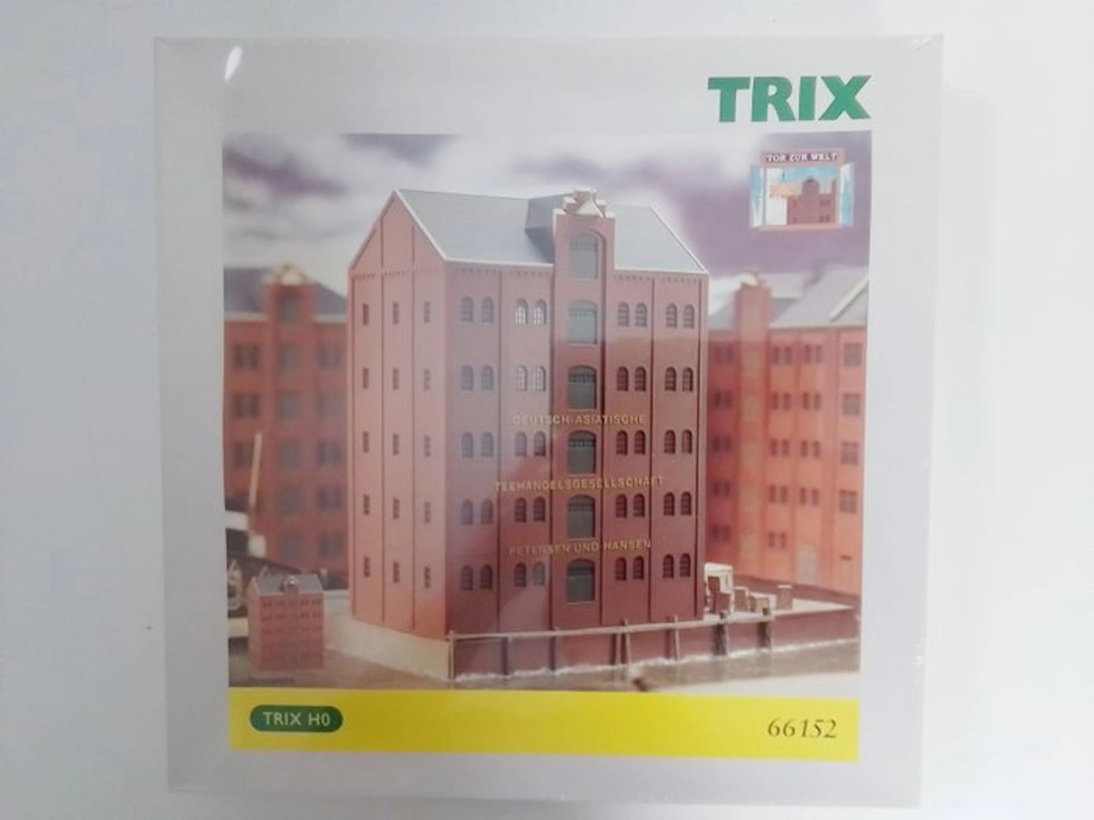 Trix H0 - 66152 - Model train buildings (1)