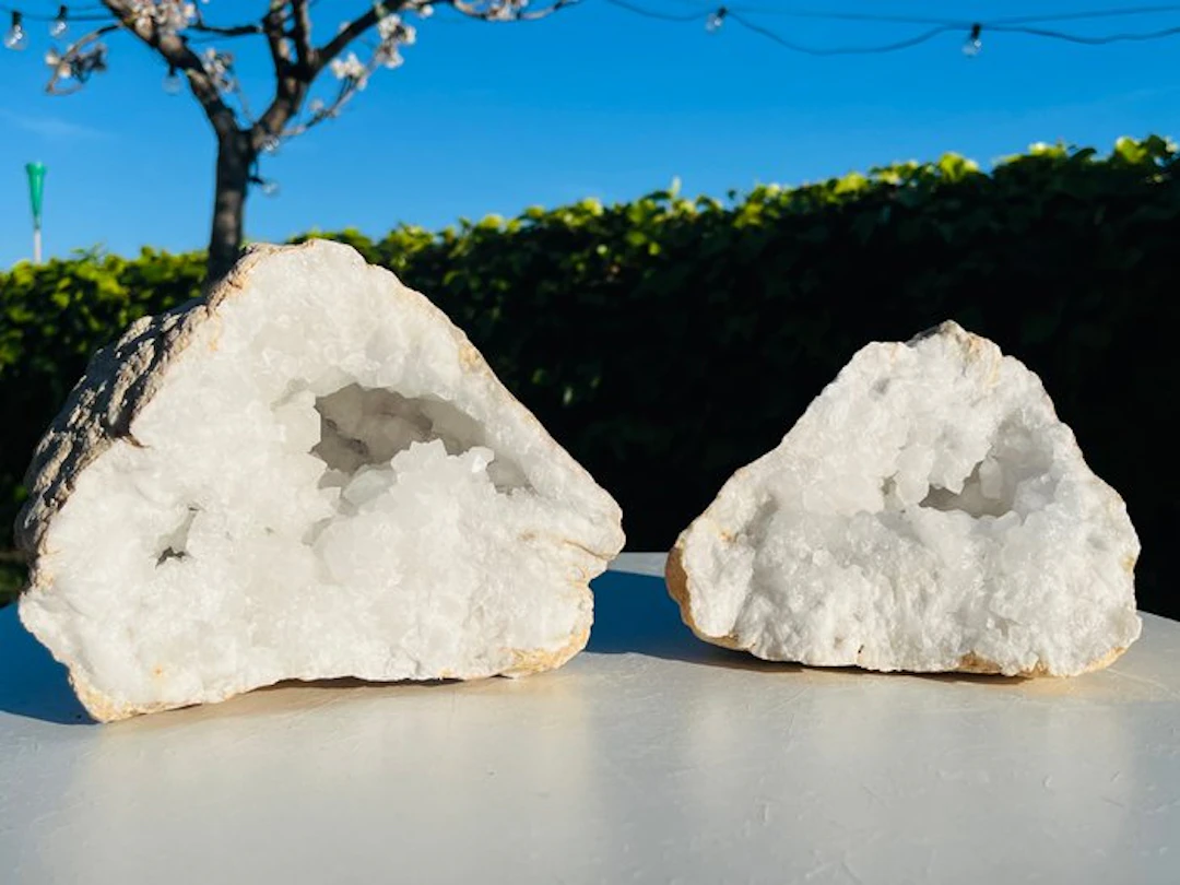 Milky quartz Geode - Height: 18 cm - Width: 36 cm- 8.3 kg - (1)
