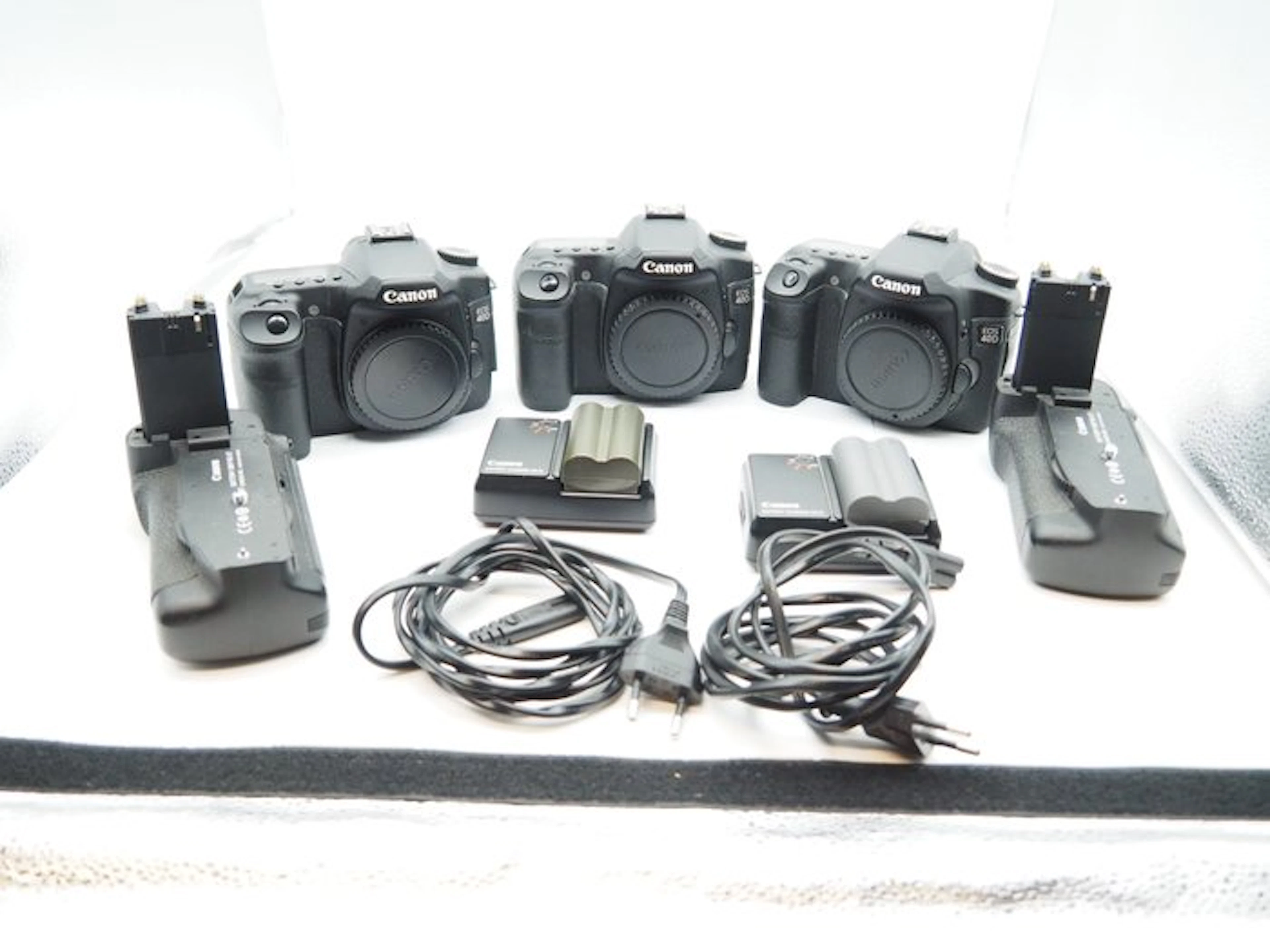 Canon 40D camera body (3 stuks) + Canon BG-E7 batterygrip...