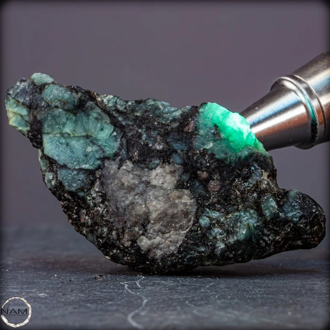 Natural emerald crystal on matrix - 983.90 ct- 196.78 g