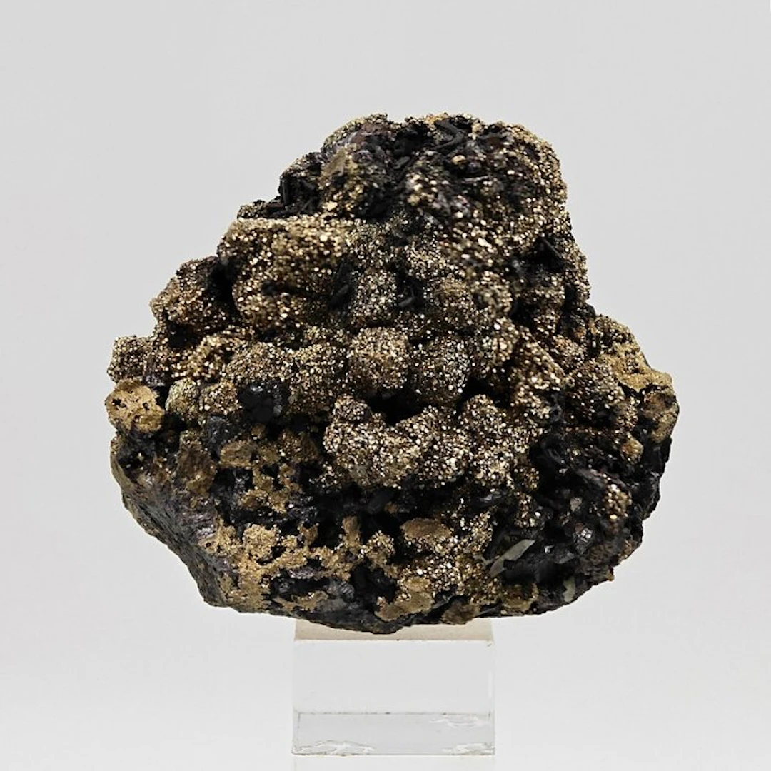 Gilded pyrite aesthetic with black sphalerite Crystals on...