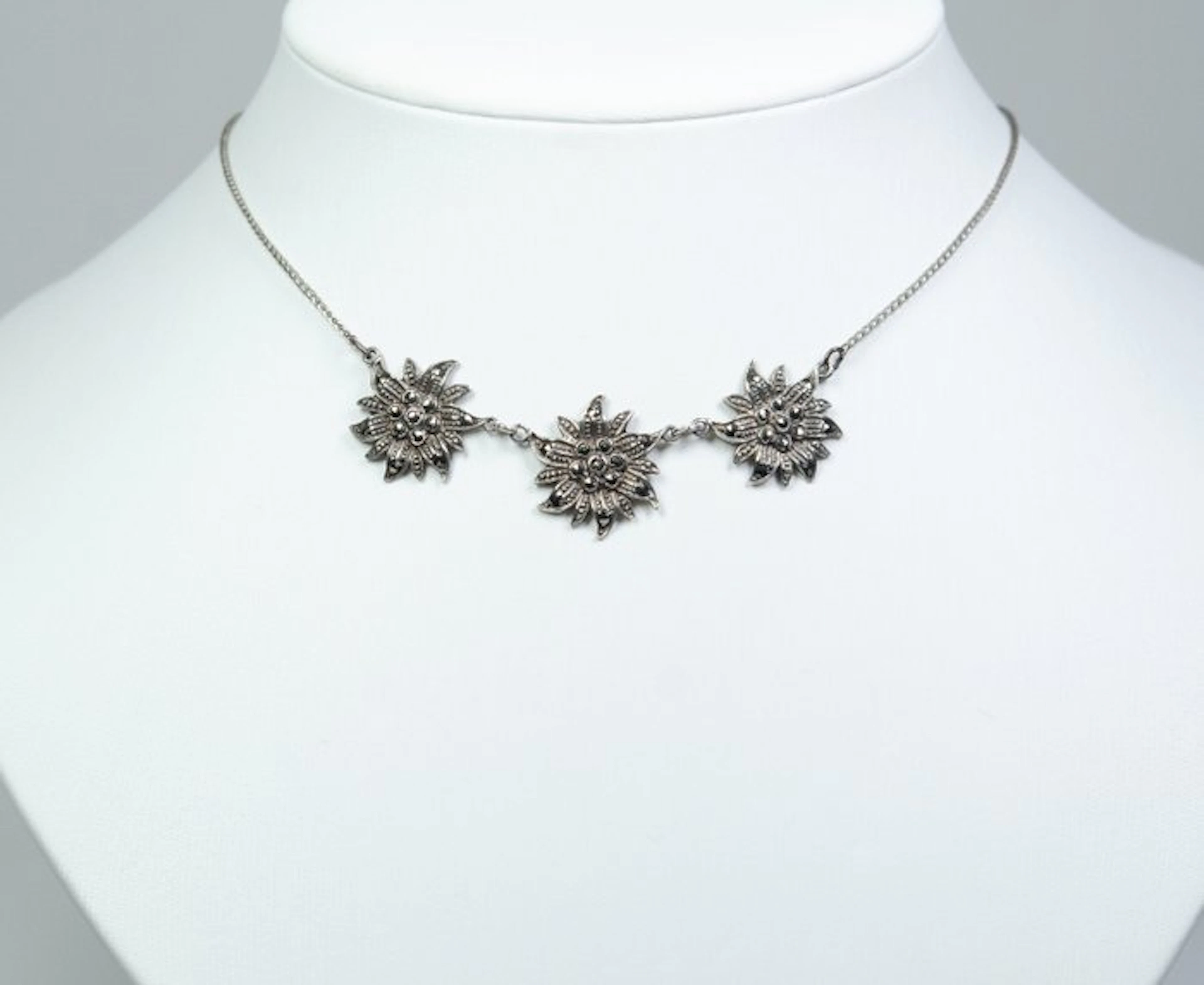 - 830 silver - Edelweiss form - marcasite - Necklace with pendant