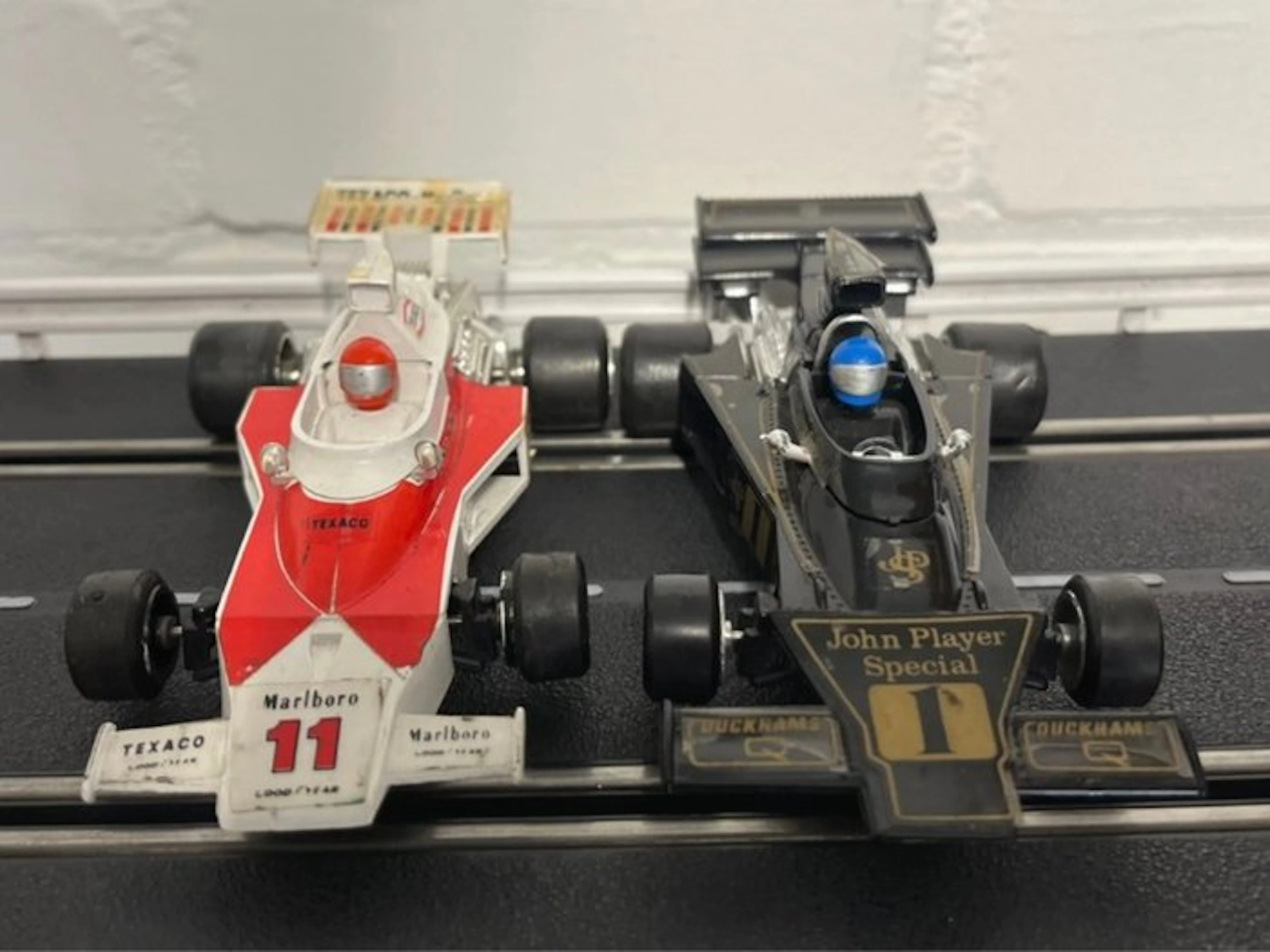 Polistil - Slot car 2x F1 Vintage - John Player Special...