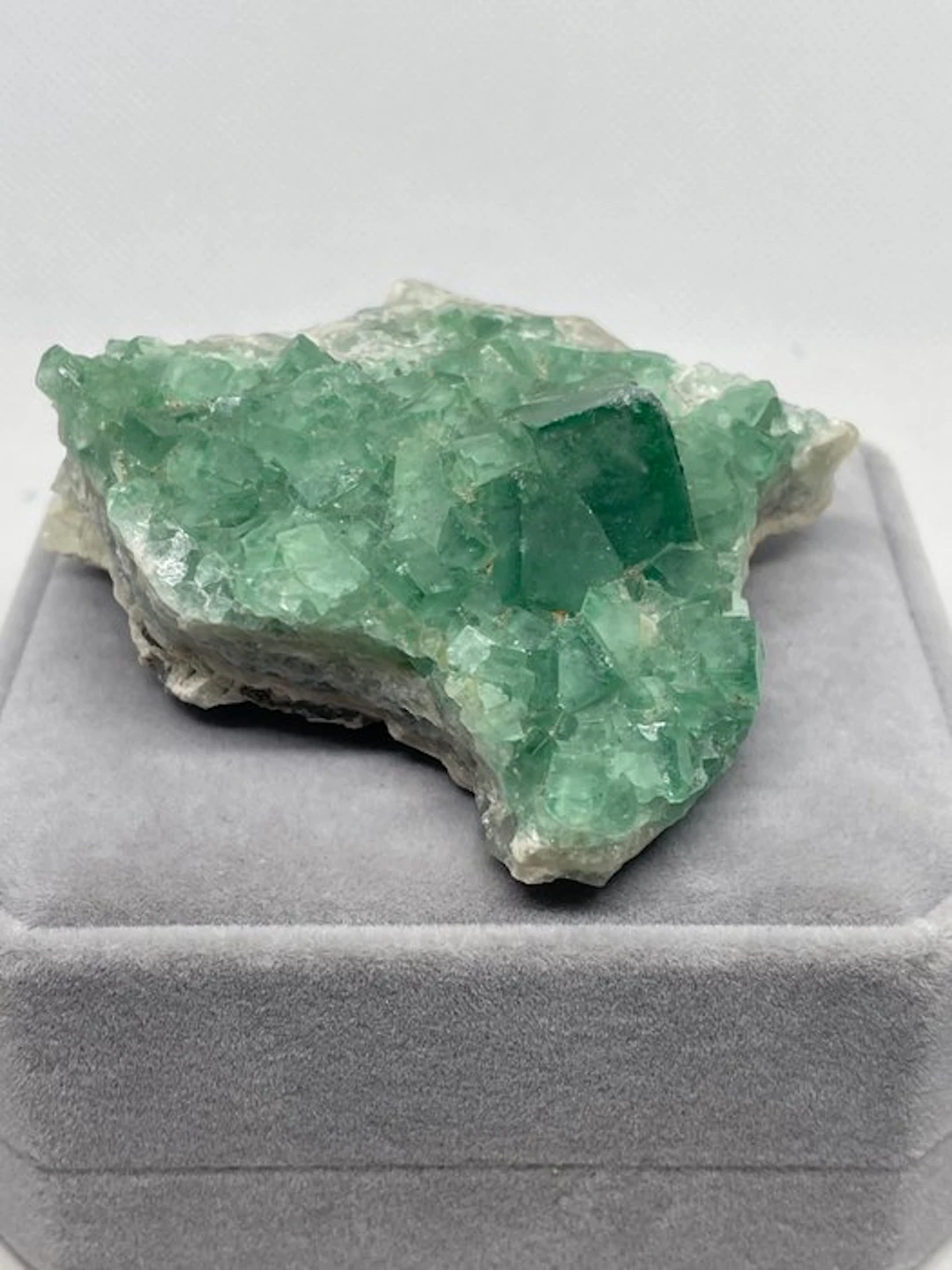 Fluorite Spectacular emerald-green fluorite druse with...