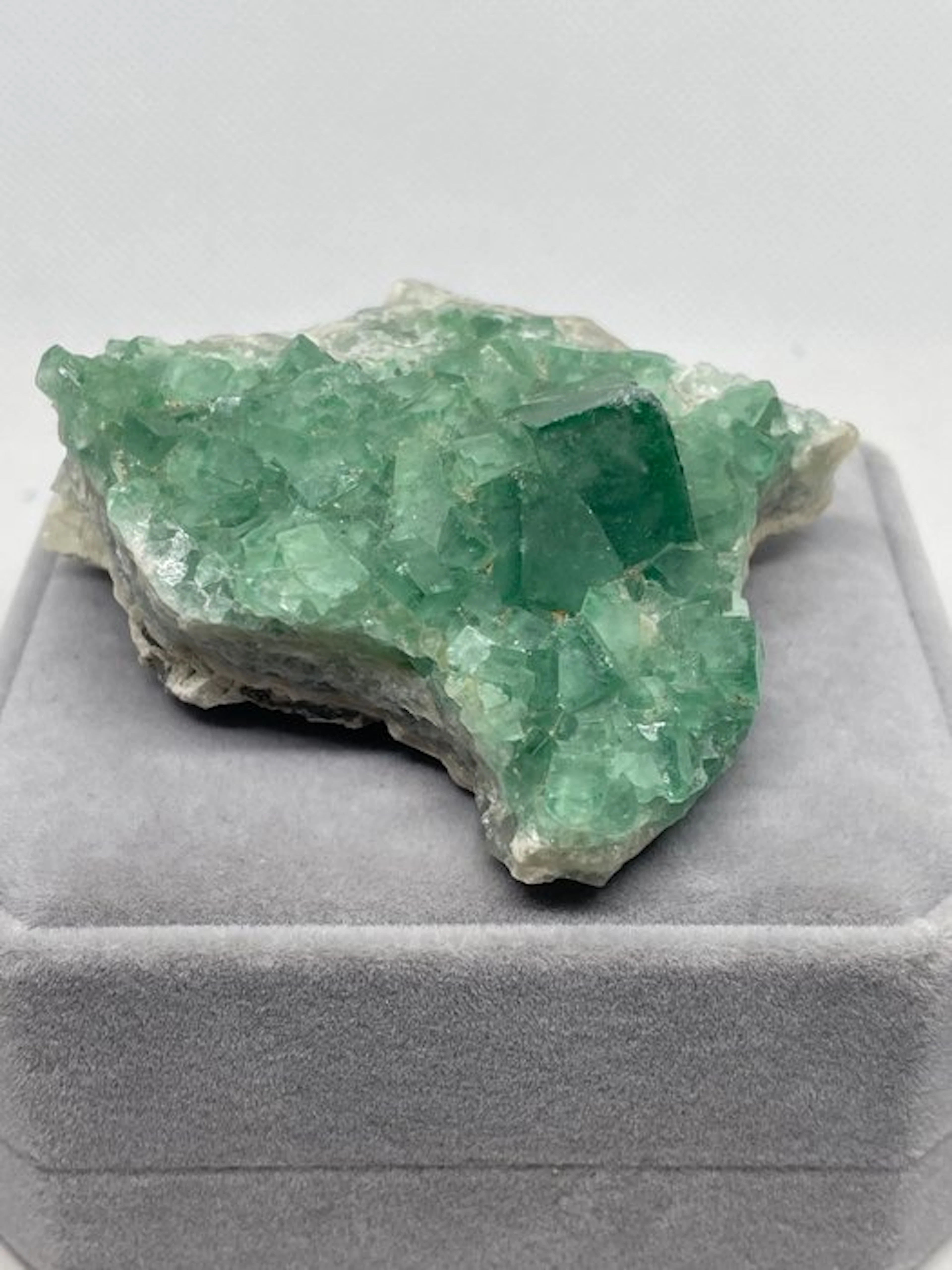 Fluorite Spectacular emerald-green fluorite druse with...