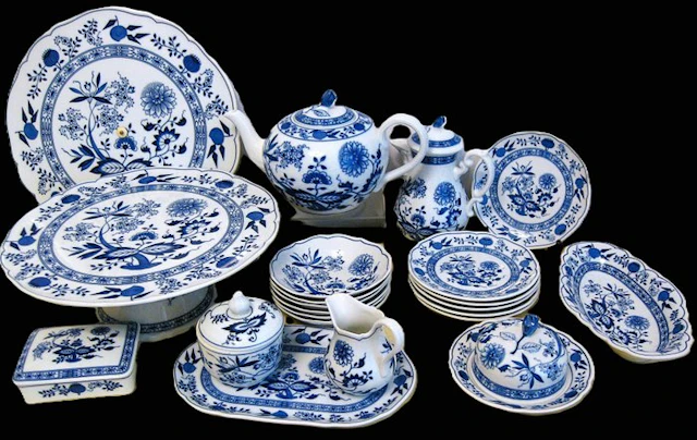 Hutschenreuther - Table service - onion pattern - Porcelain
