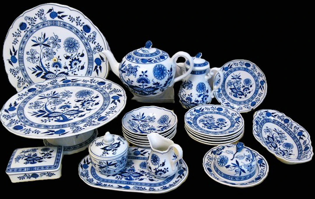 Hutschenreuther - Table service - onion pattern - Porcelain