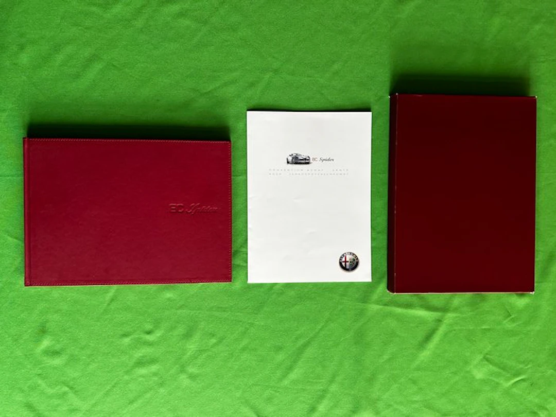 Brochure - Alfa Romeo - 8C Spider leather bound catalogue with purchase