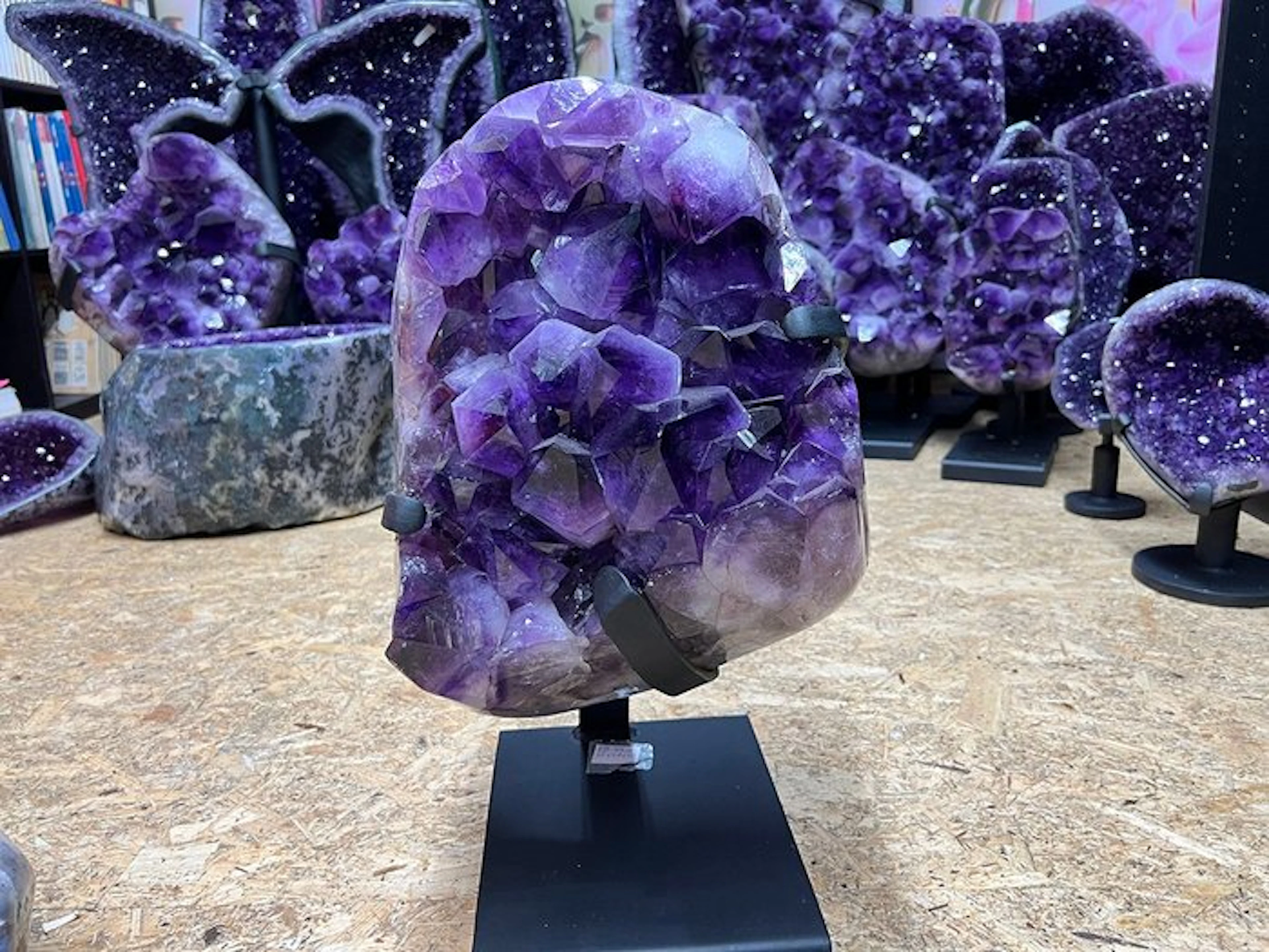 Amethyst Crystal cluster - Height: 86 cm - Width: 28 cm- 33.5 kg - (1)