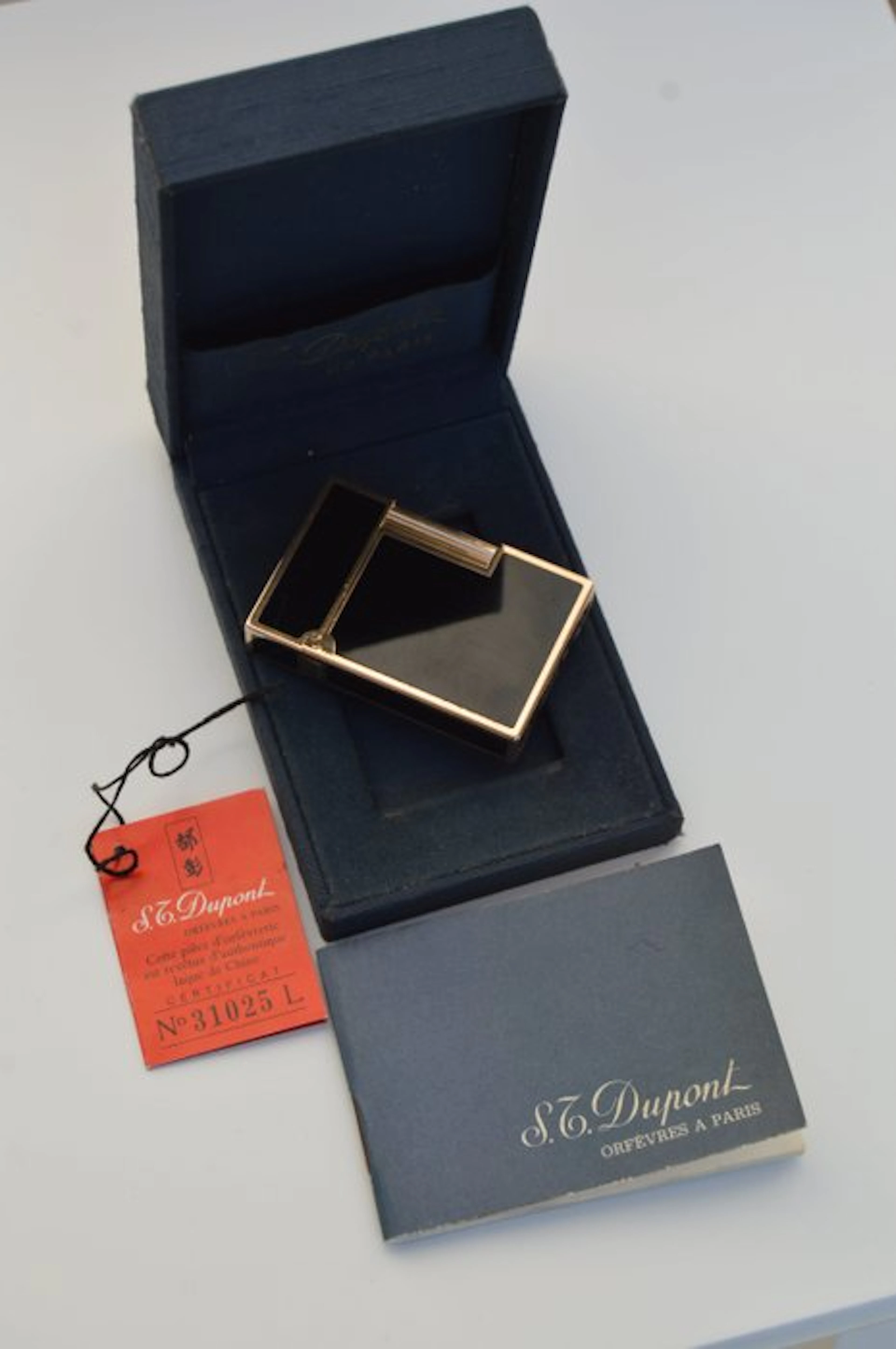 Line 2 - Chinese Laquer Noire Box & Papers - Pocket lighter - Gold-plated