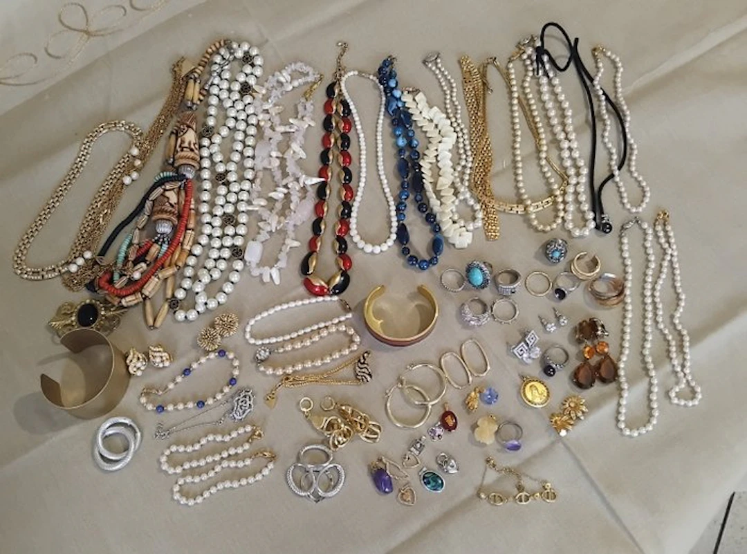 Themed collection - Lot of 65 pieces of jewelry.