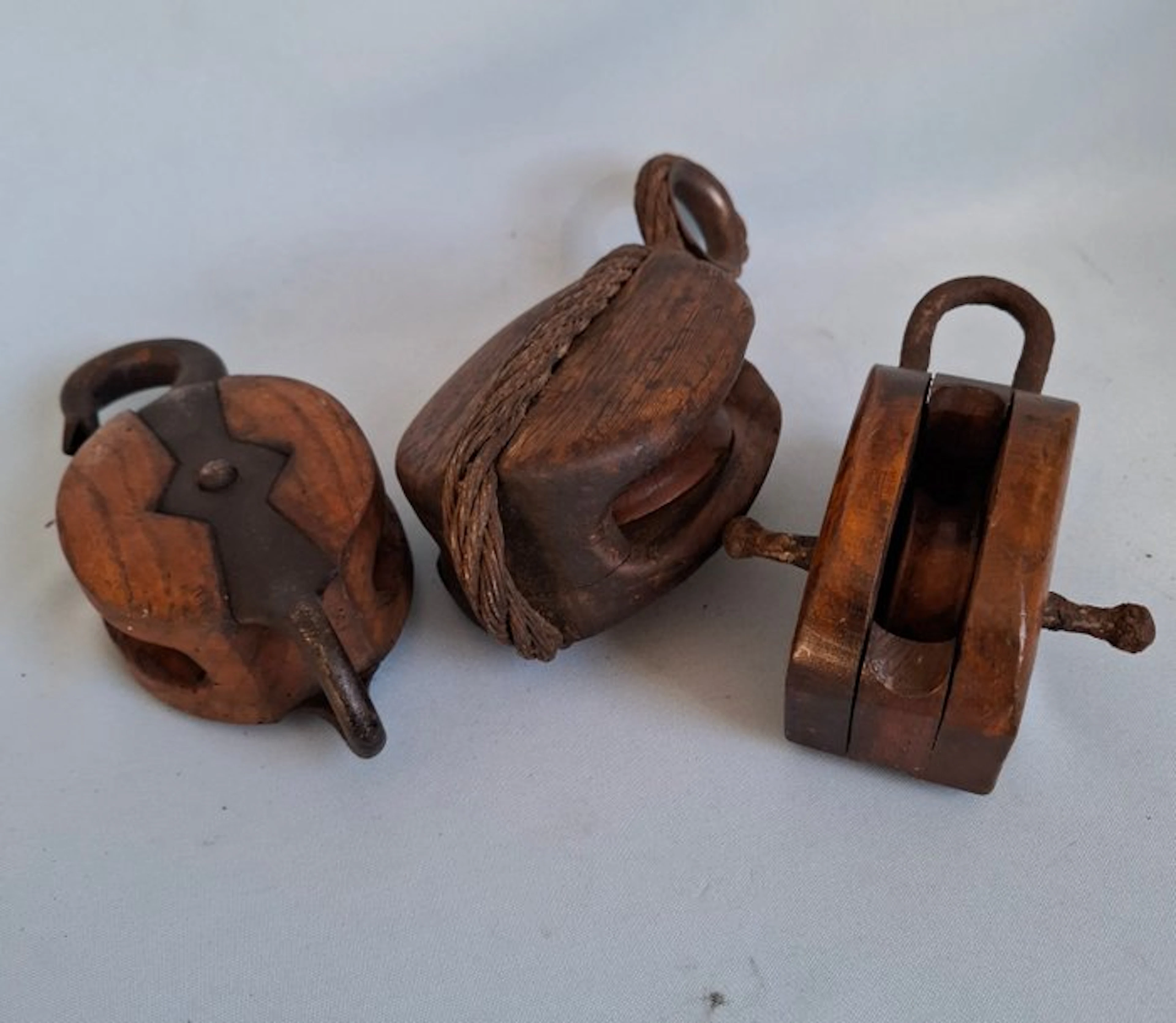 Ship’s pulley, Casters / blocks / chopping block (3) - Wood, Iron