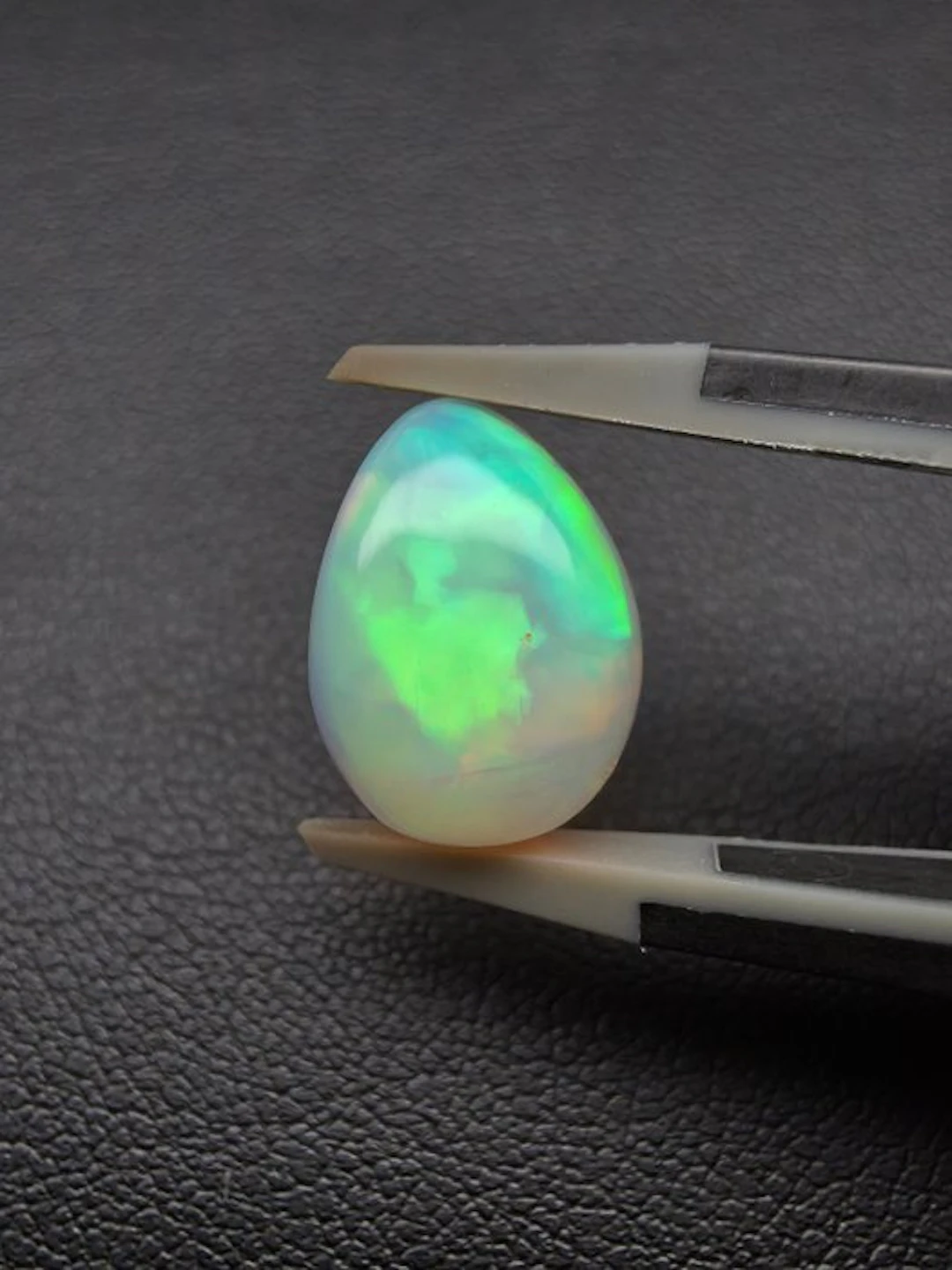 5.25ct Natural White Opal Cabochon - Height: 13.7 cm - Width: 10.4 cm- 1.04 g