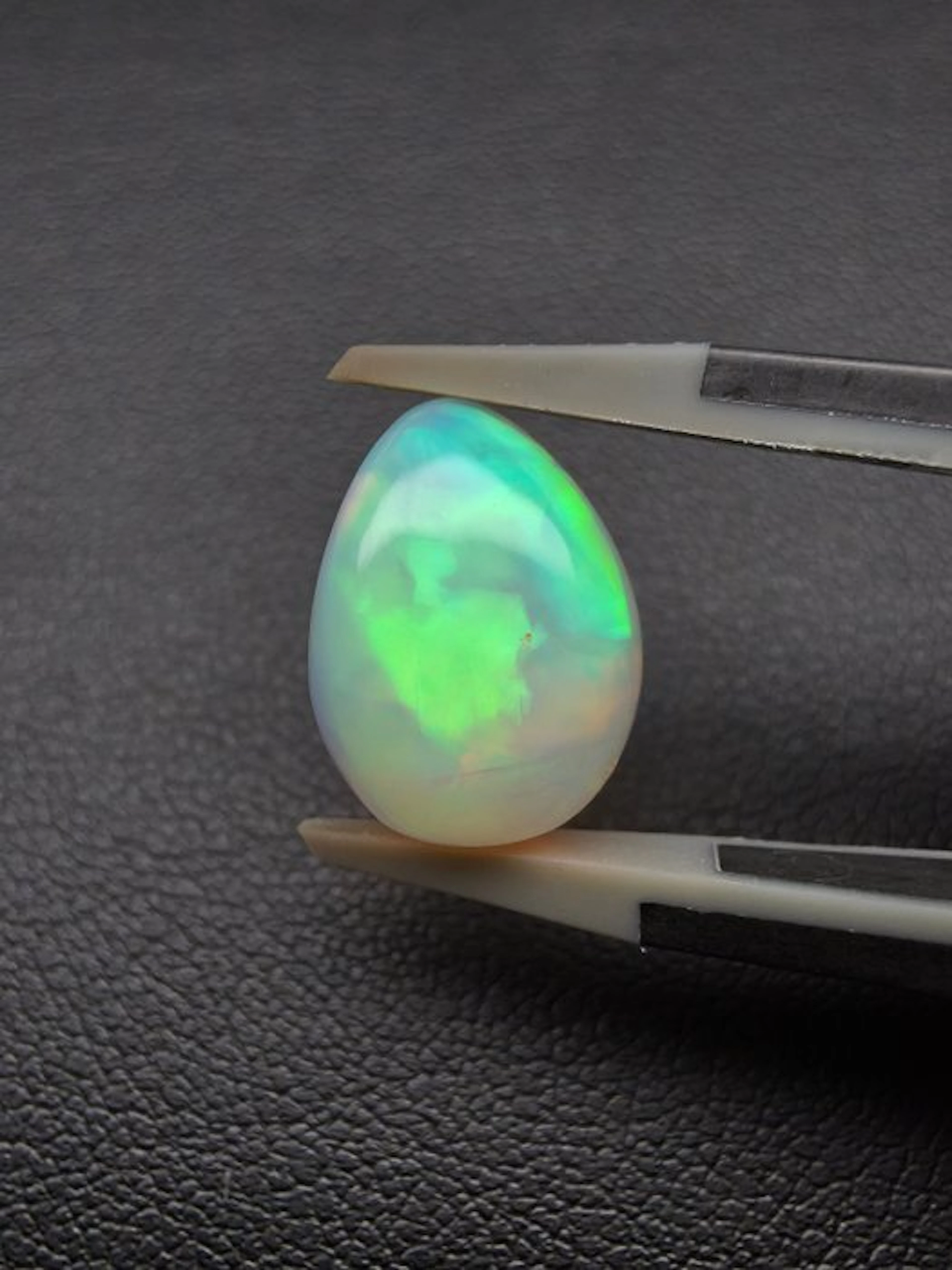 5.25ct Natural White Opal Cabochon - Height: 13.7 cm - Width: 10.4 cm- 1.04 g