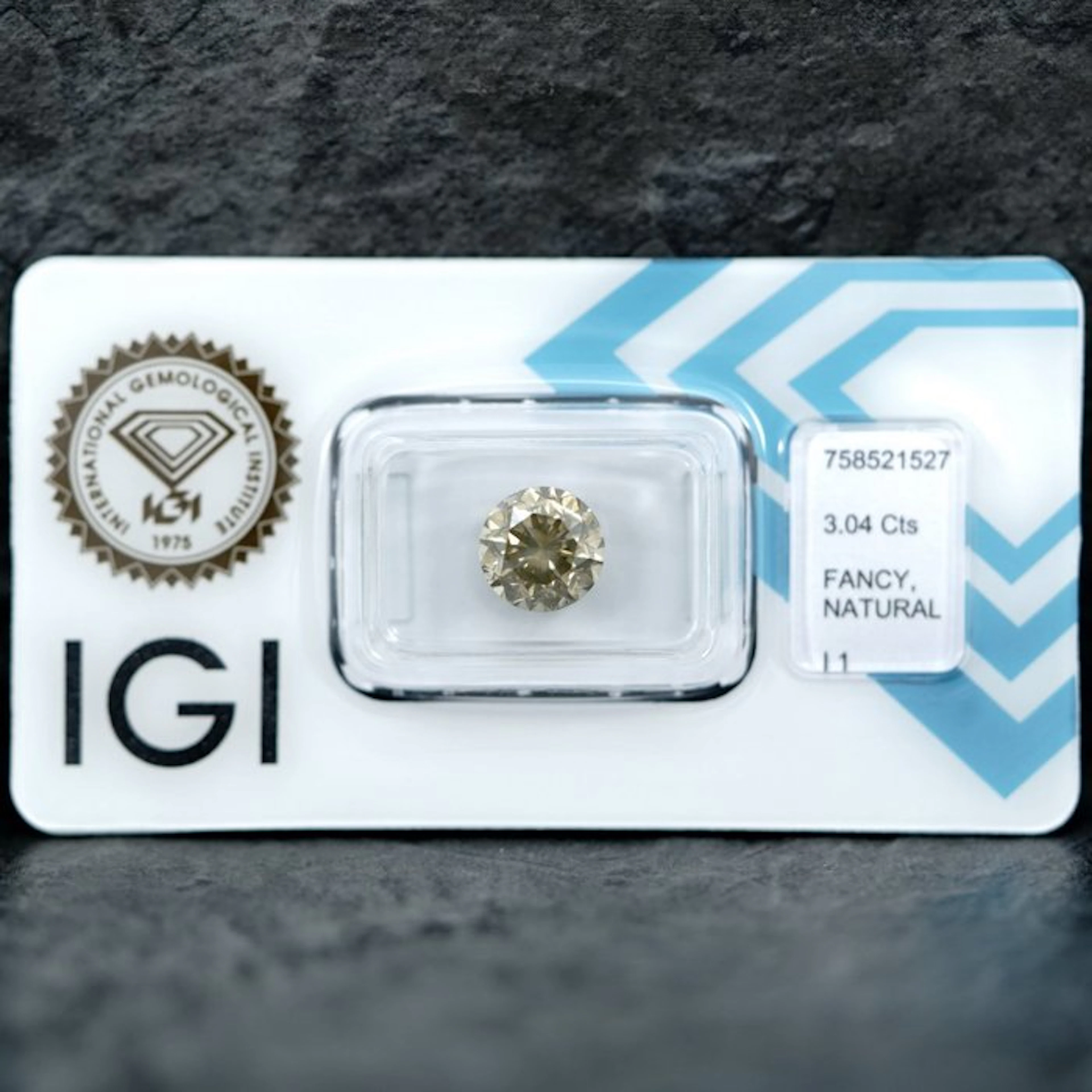 No reserve price - 1 pcs Diamond (Natural coloured)...