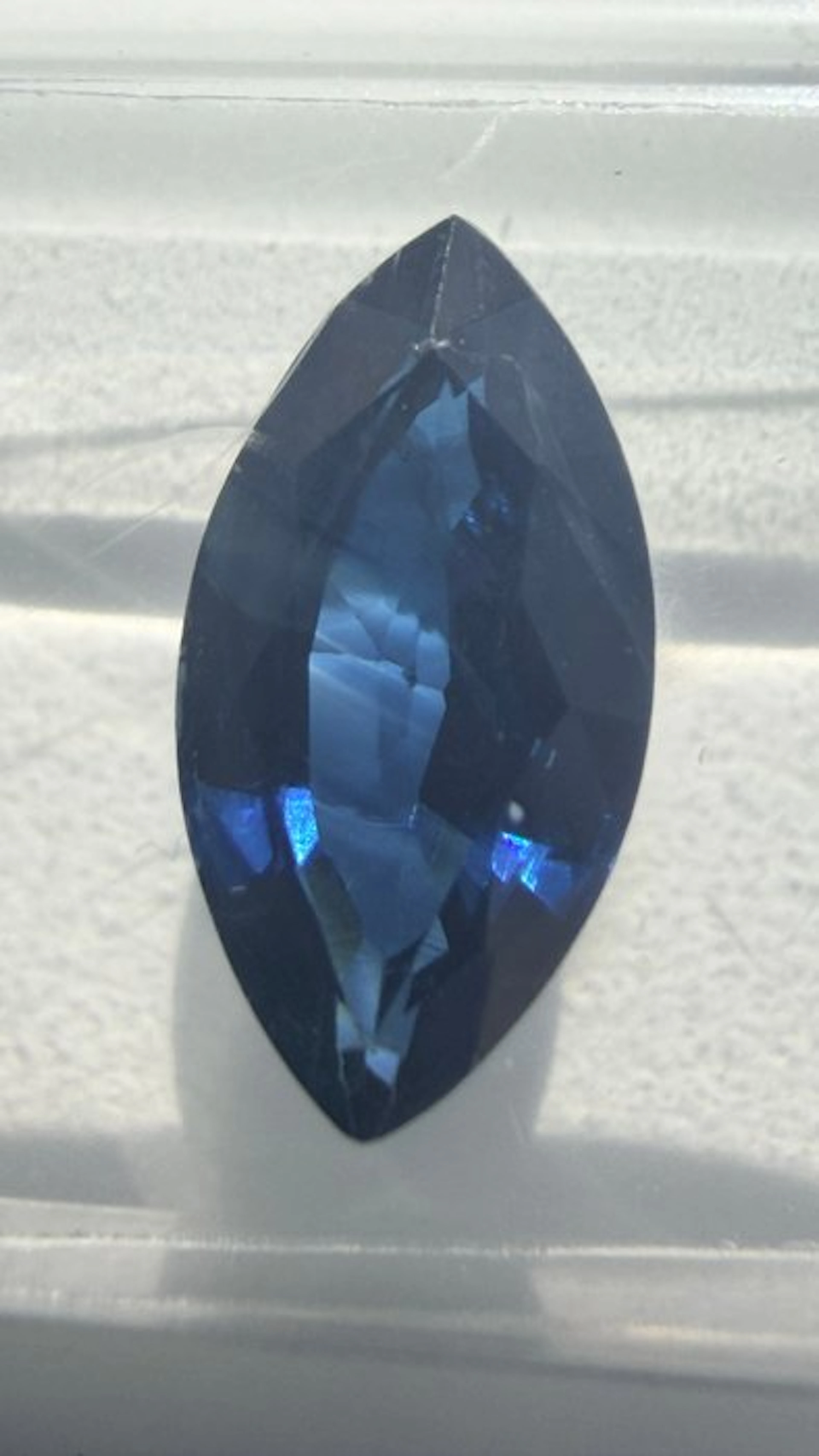 Blue Sapphire - 2.40 ct - Antwerp Laboratory for Gemstone...