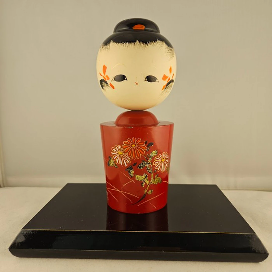 Lacquered wood Kokeshi made by Japanese artist Ryuzan - Lacquer