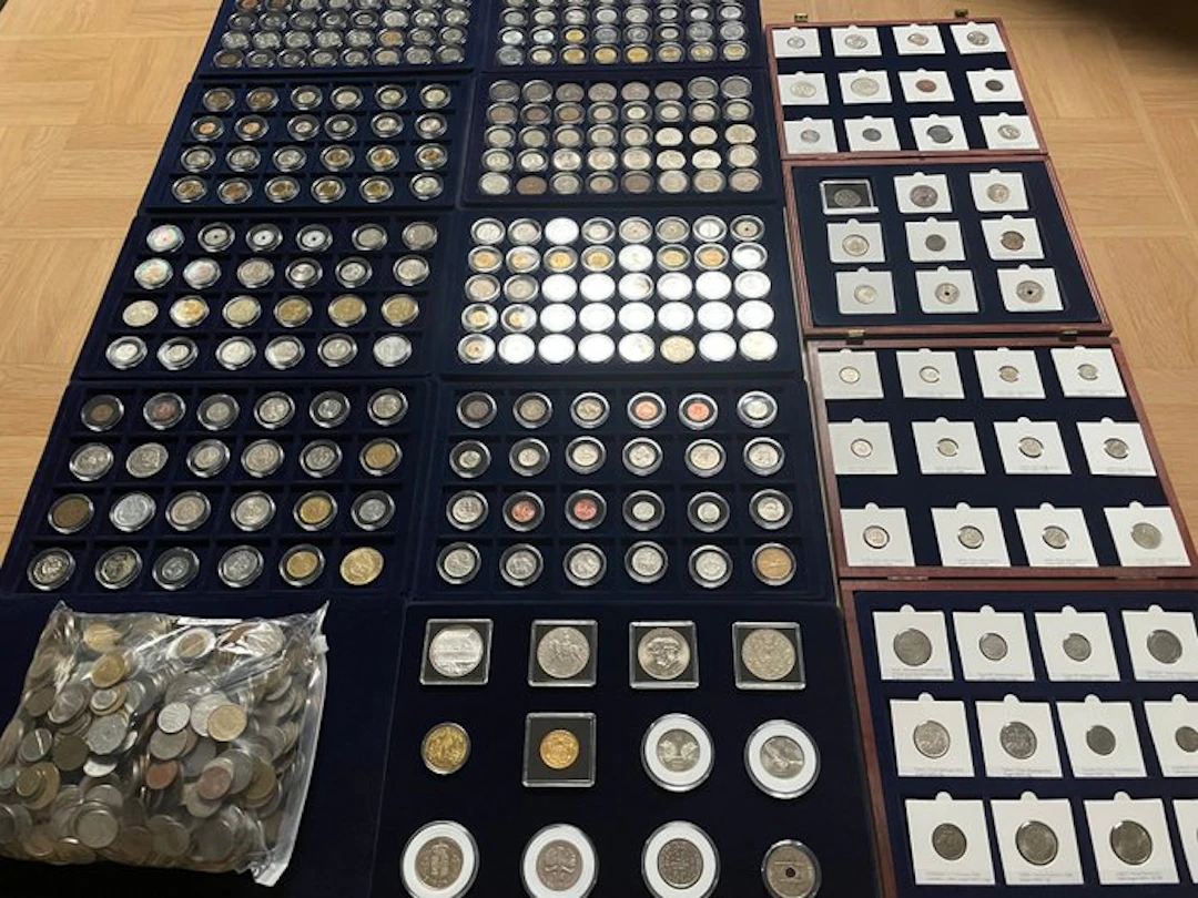 World. Lot de 311 monnaies du Monde dont 24 argent et 5 kgs de vrac