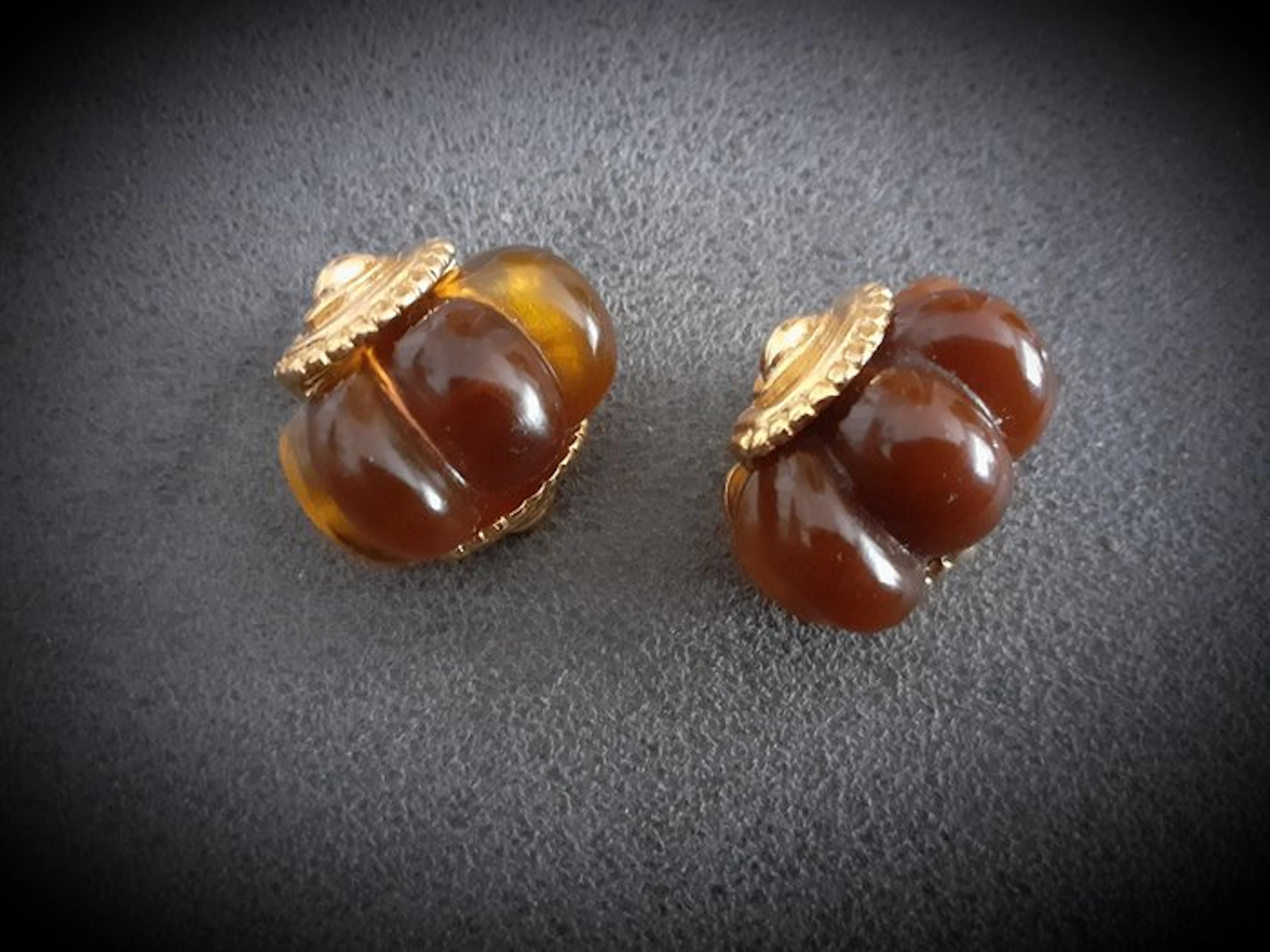 Kenneth Jay Lane - Gold-plated, Resin - Clip-on earrings - Statement Vintage