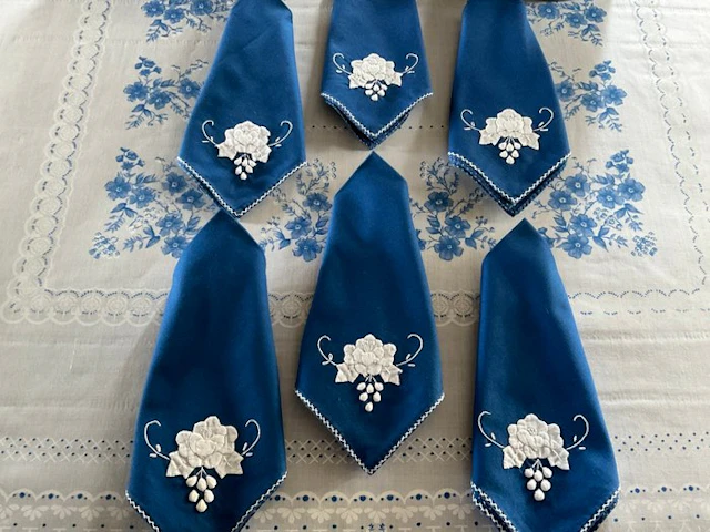 7 mid XXth Century linen appliqué napkins