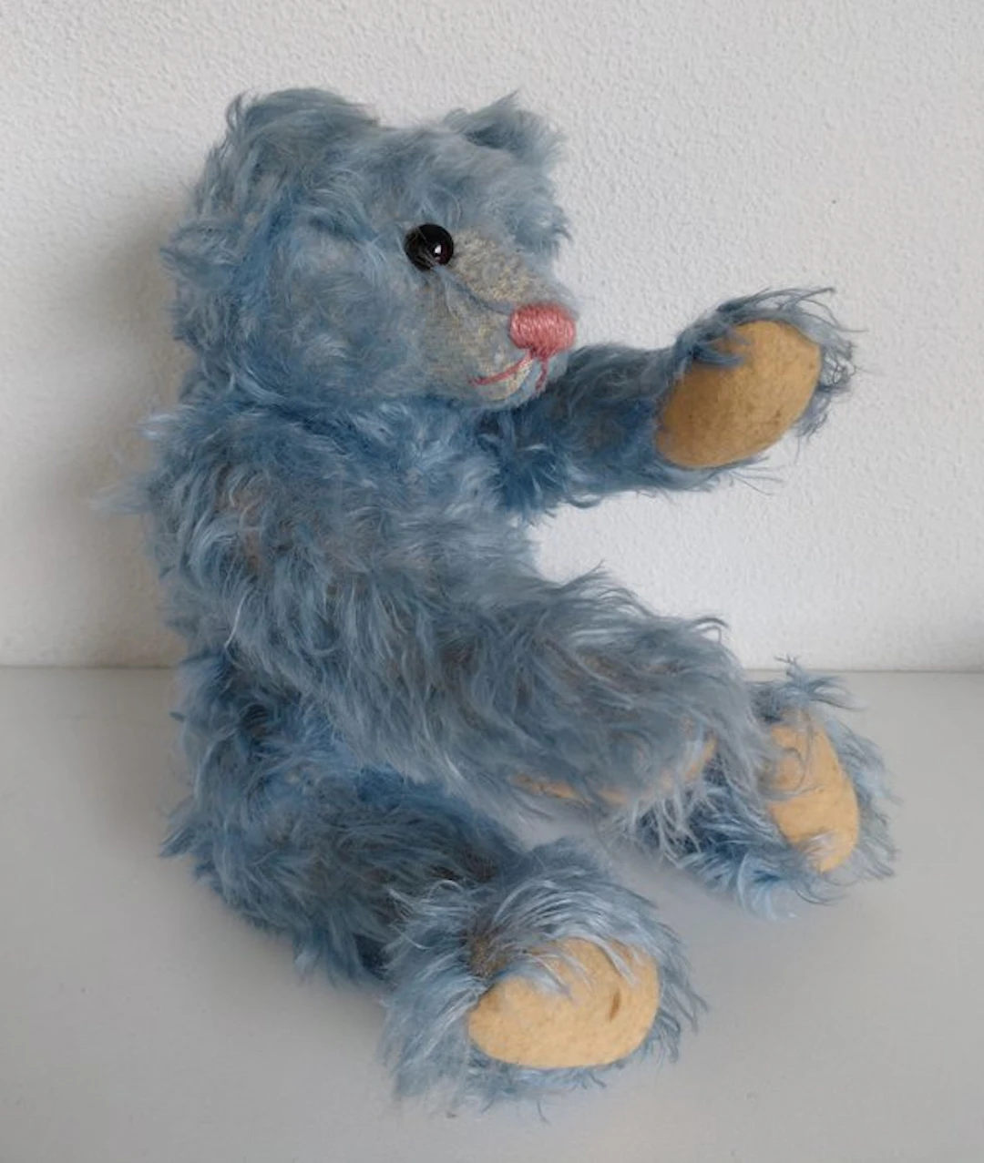 Figure - Blauwe mohair beer met bromstem - Mohair
